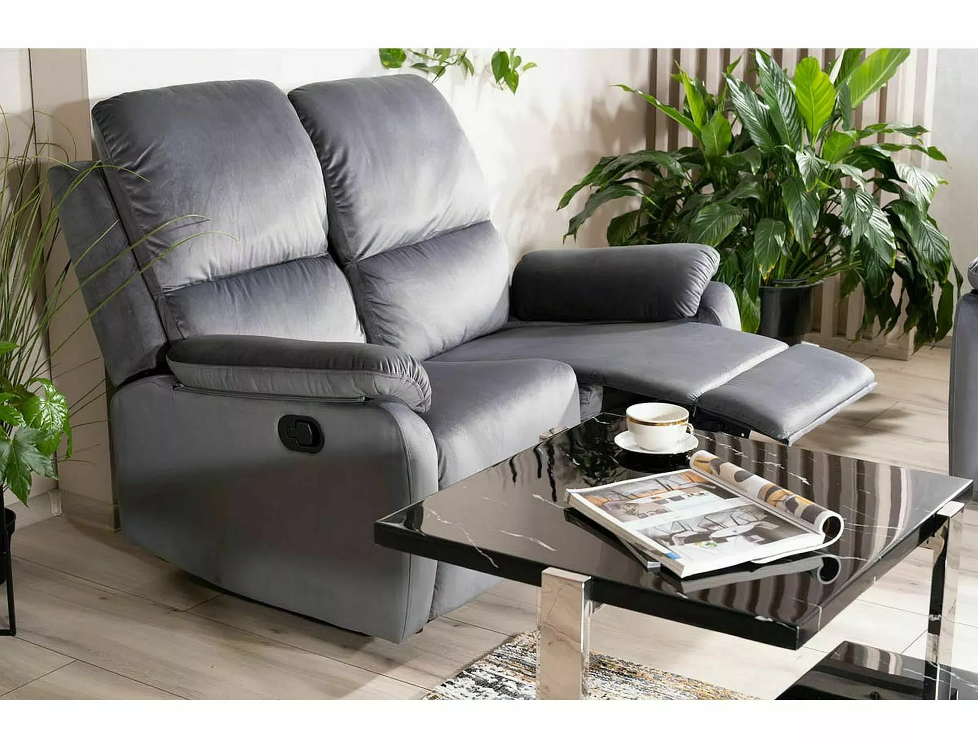 Sofa z regulowanym podnóżkiem SPENCER 2 VELVET 136 cm szara Signal