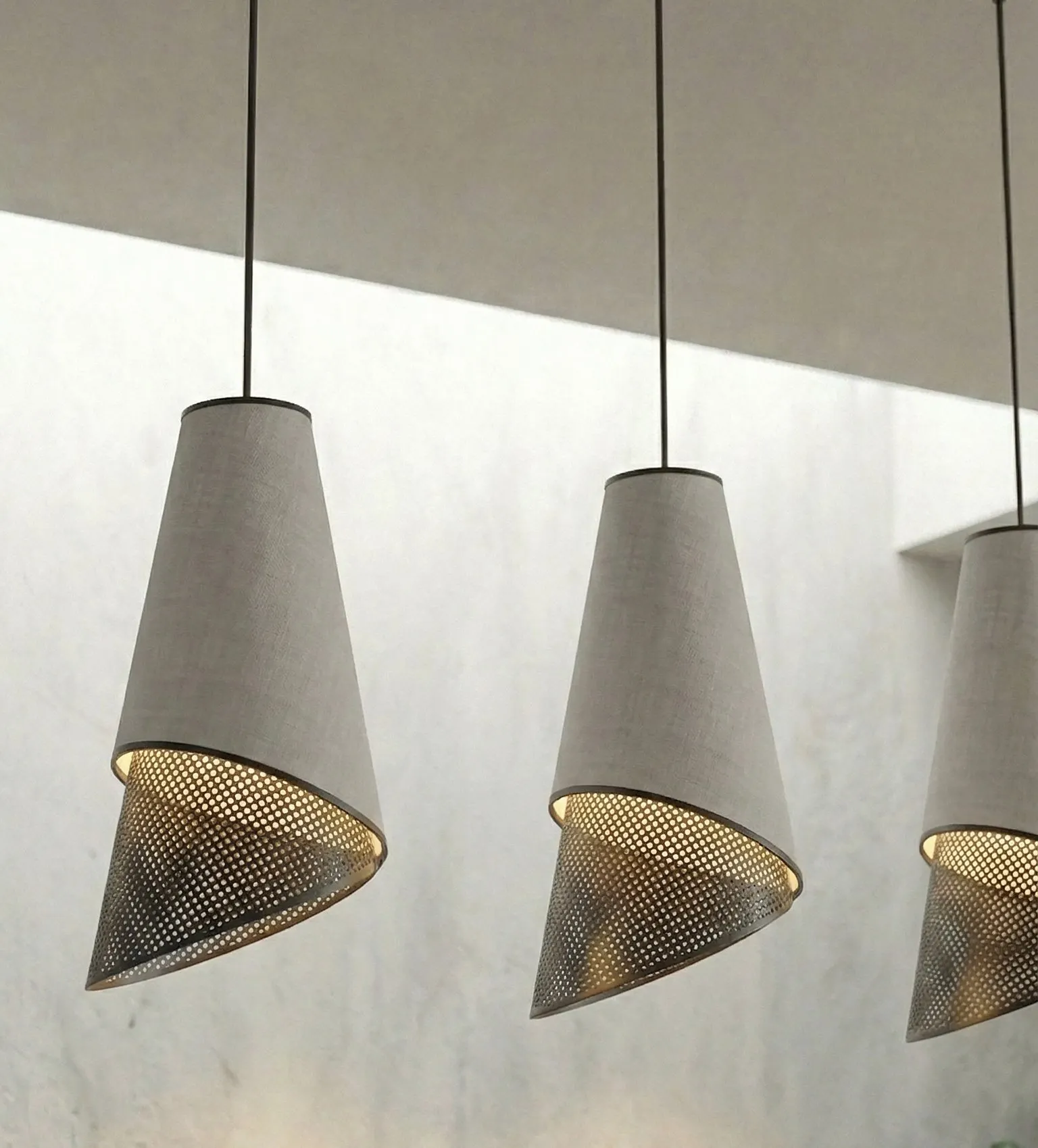 lampa wisząca, lampa metalowa, kolor szary, perforowana część, trzy lampy