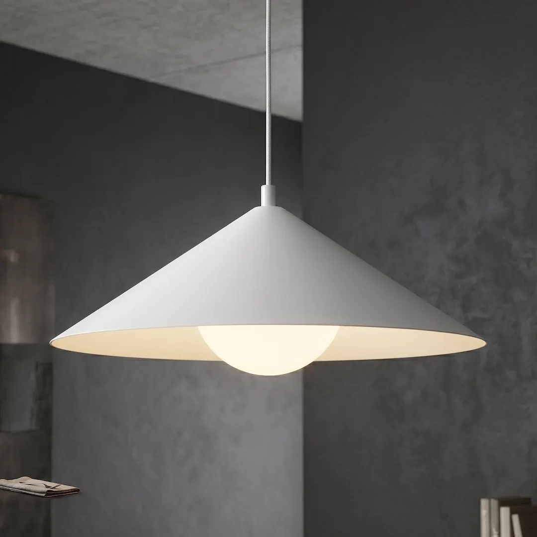 lampa wisząca, kula światła, przewód metalowy, biała lampa, minimalistyczny design