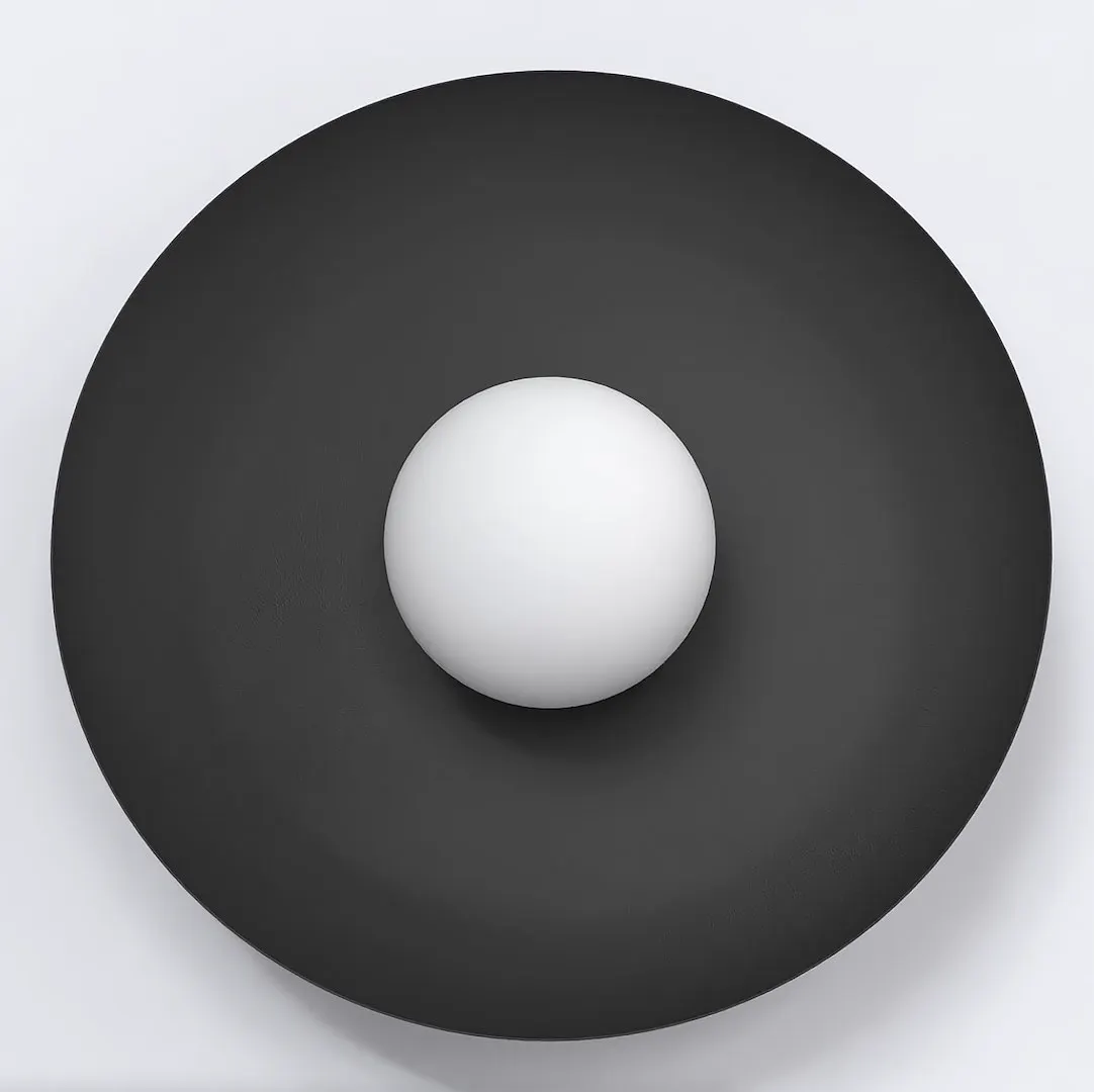 lampa, czarna płyta, biała kula, minimalizm, geometria