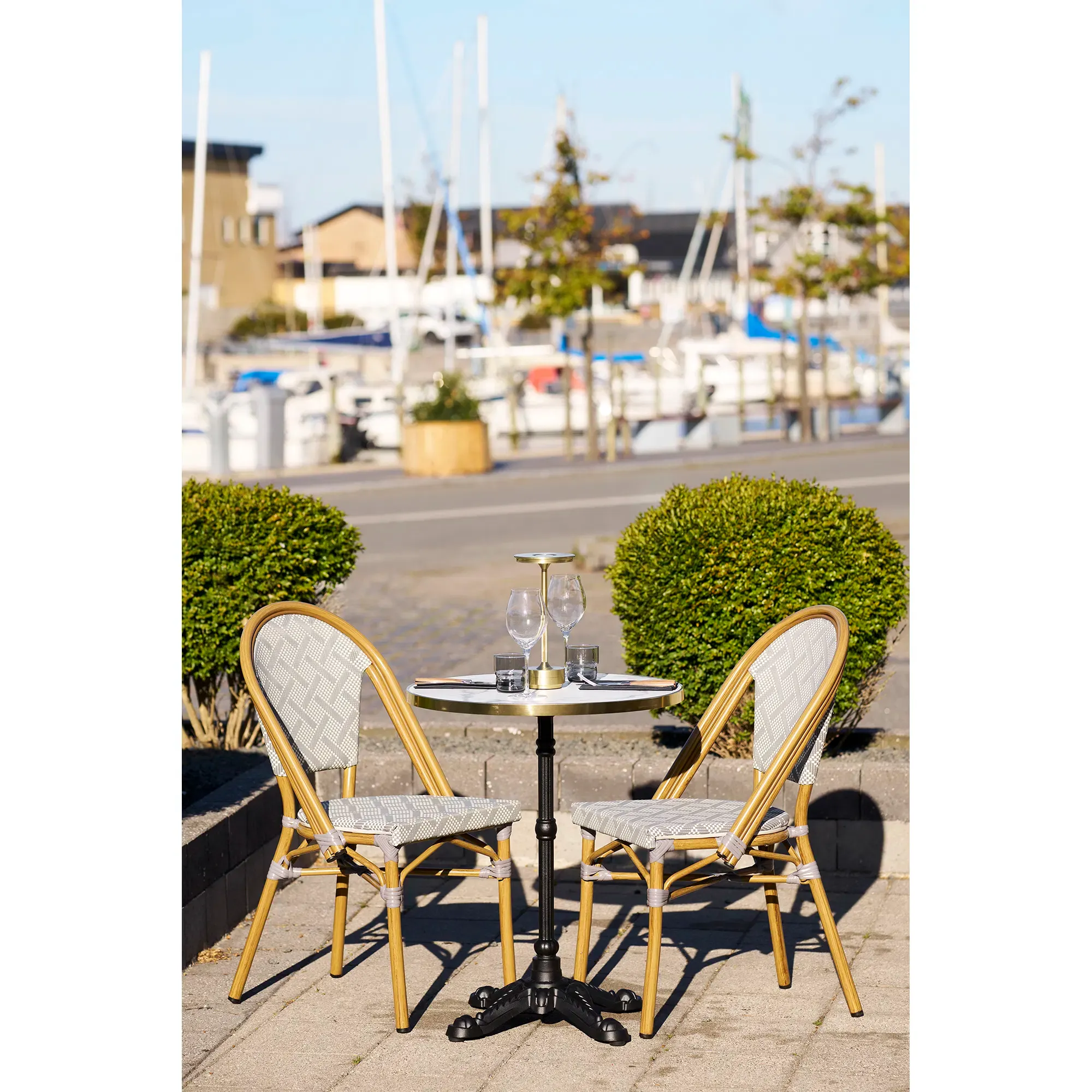 Stolik kawowy okrągły BISTRO 60 cm biały efekt marmuru/złoto-czarny - 7501177