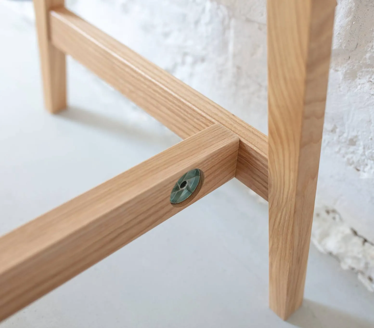 Biurko narożne z szufladą LUKA lewostronne 135x85 miętowy blat/drewniane nogi - NRGB_CDLUK211_L