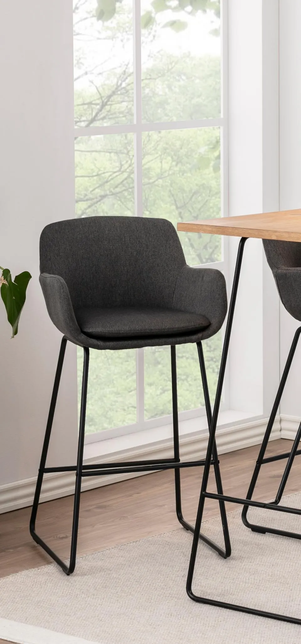 image fotel, krzeslo-barowy, tapicerowany, czarne-nogi, wysoki-stolik