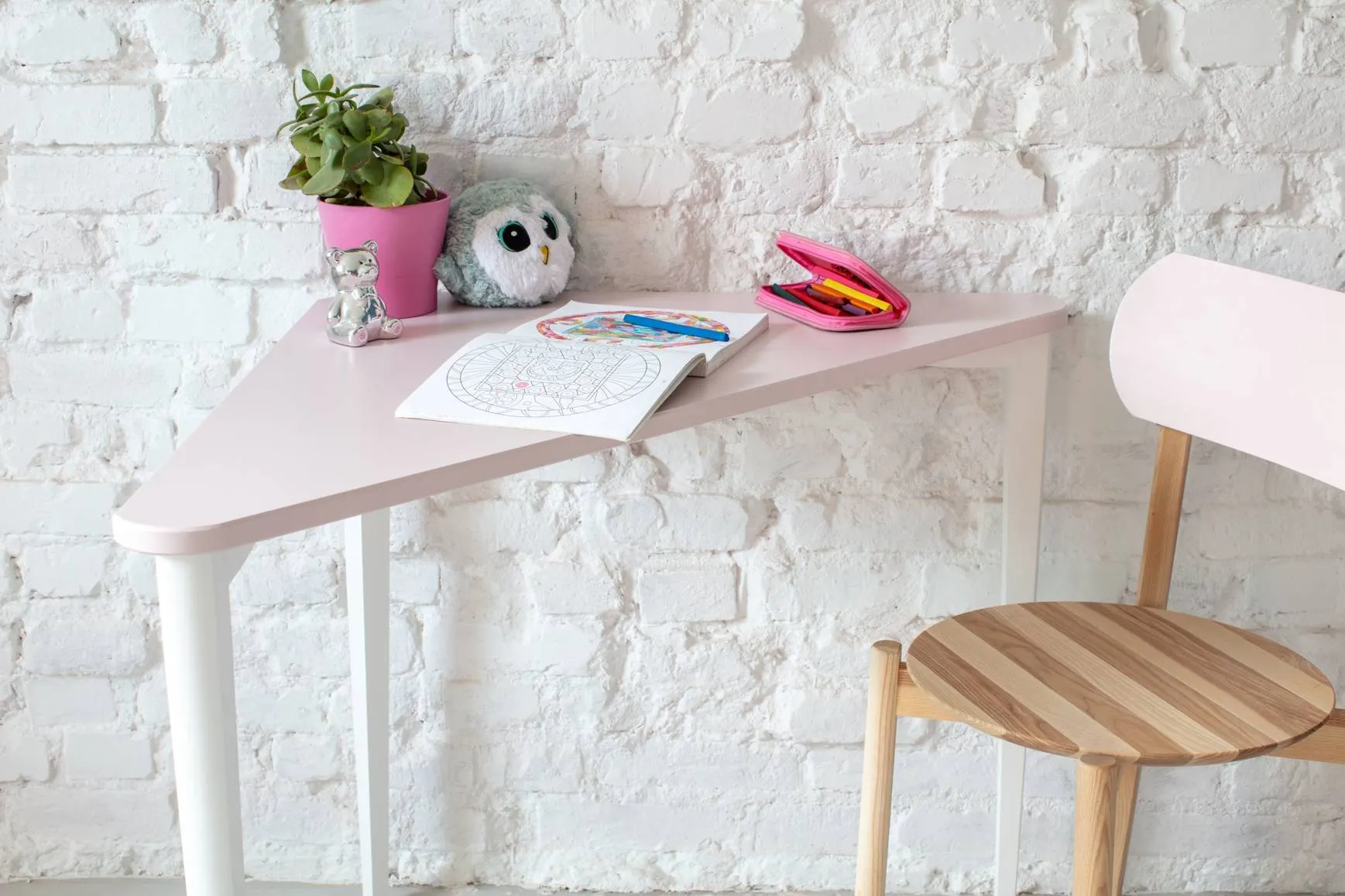 Biurko narożne NAJA 114x85 trójkątne czarny blat/bukowe nogi - RGB_NCD_BLACK