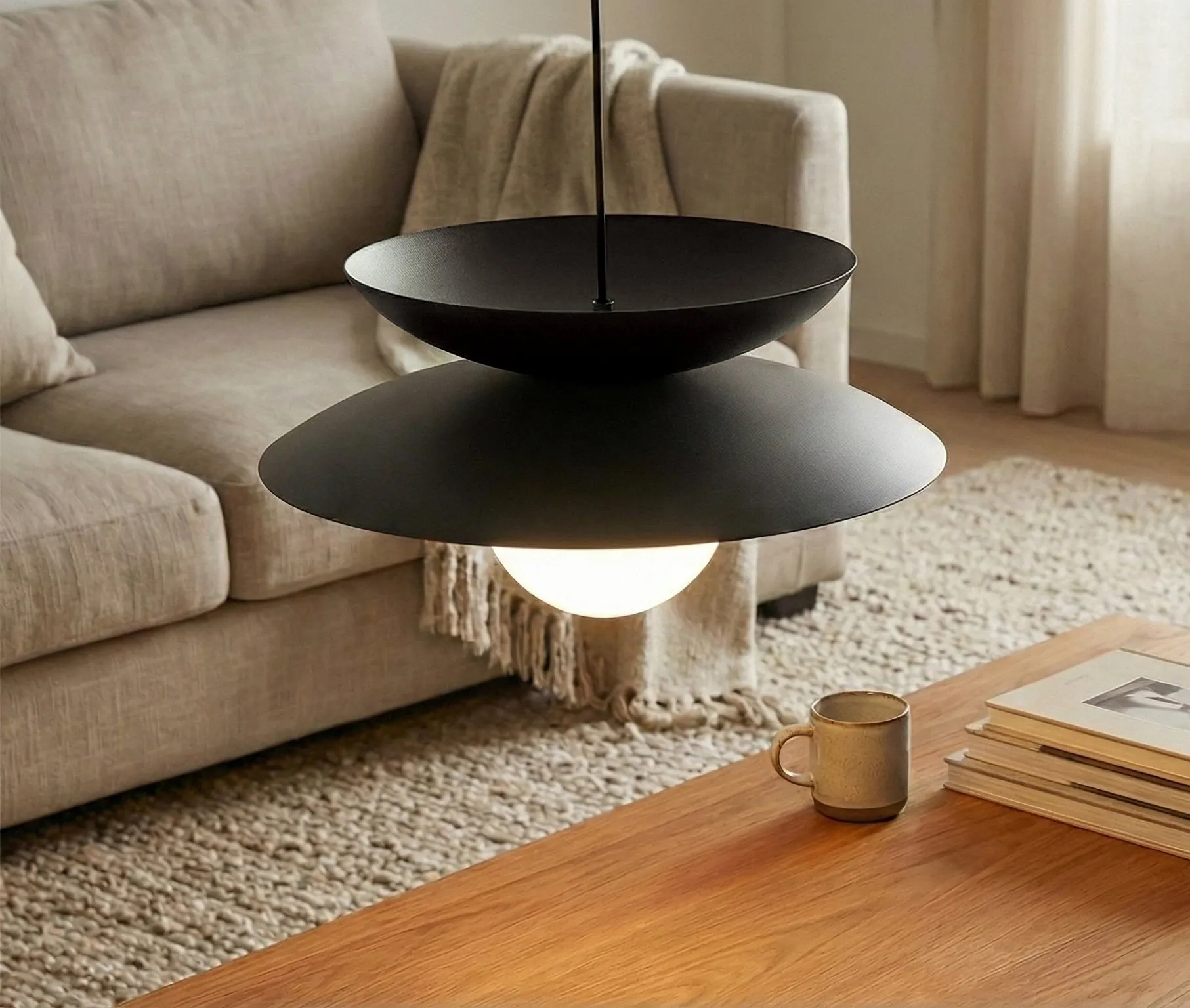 image lampa wisząca, kinkiet, czarna lampa, kula światła, minimalistyczny design