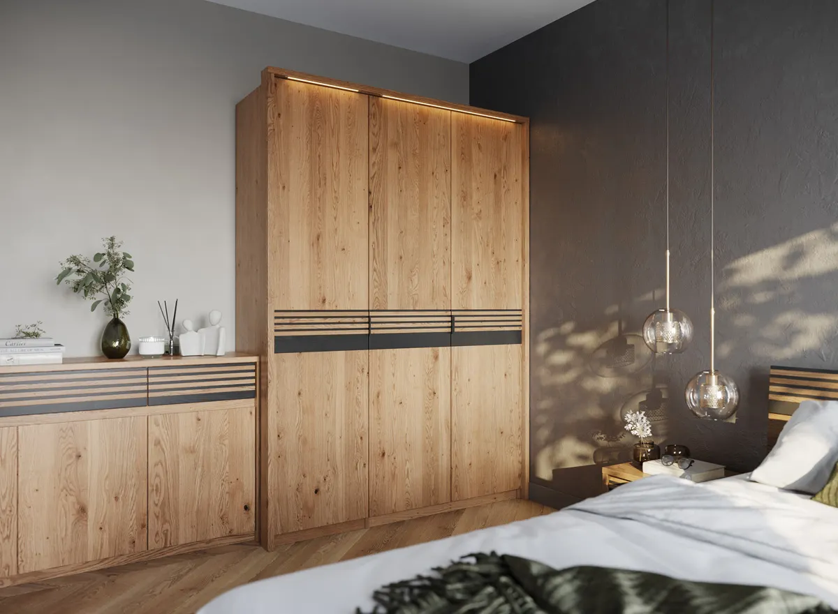 drewniana szafa, szafa z szyną, meble sypialniane, fronty drewniane, czarne ozdobne pasy