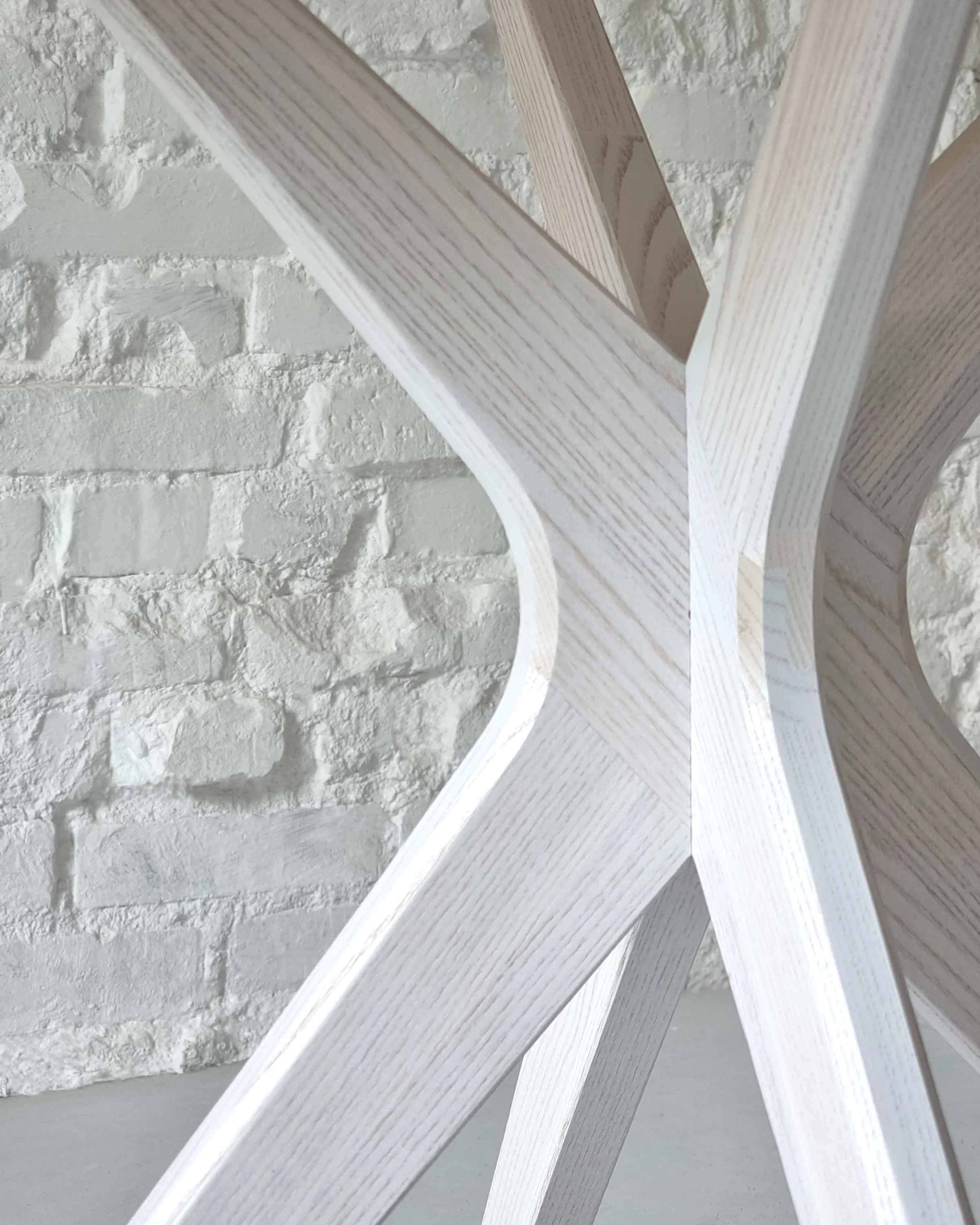 Stół okrągły JUBI BOLD Fi 110 kolor czarny jesion - NRGBTJ110_BLK