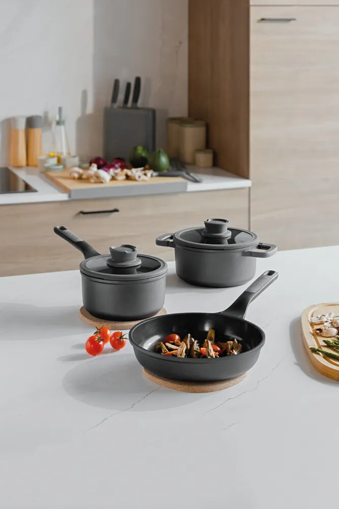 image naczynia żeliwne, garnek żeliwny, patelnia żeliwna, pokrywa do garnka, zestaw gotowania