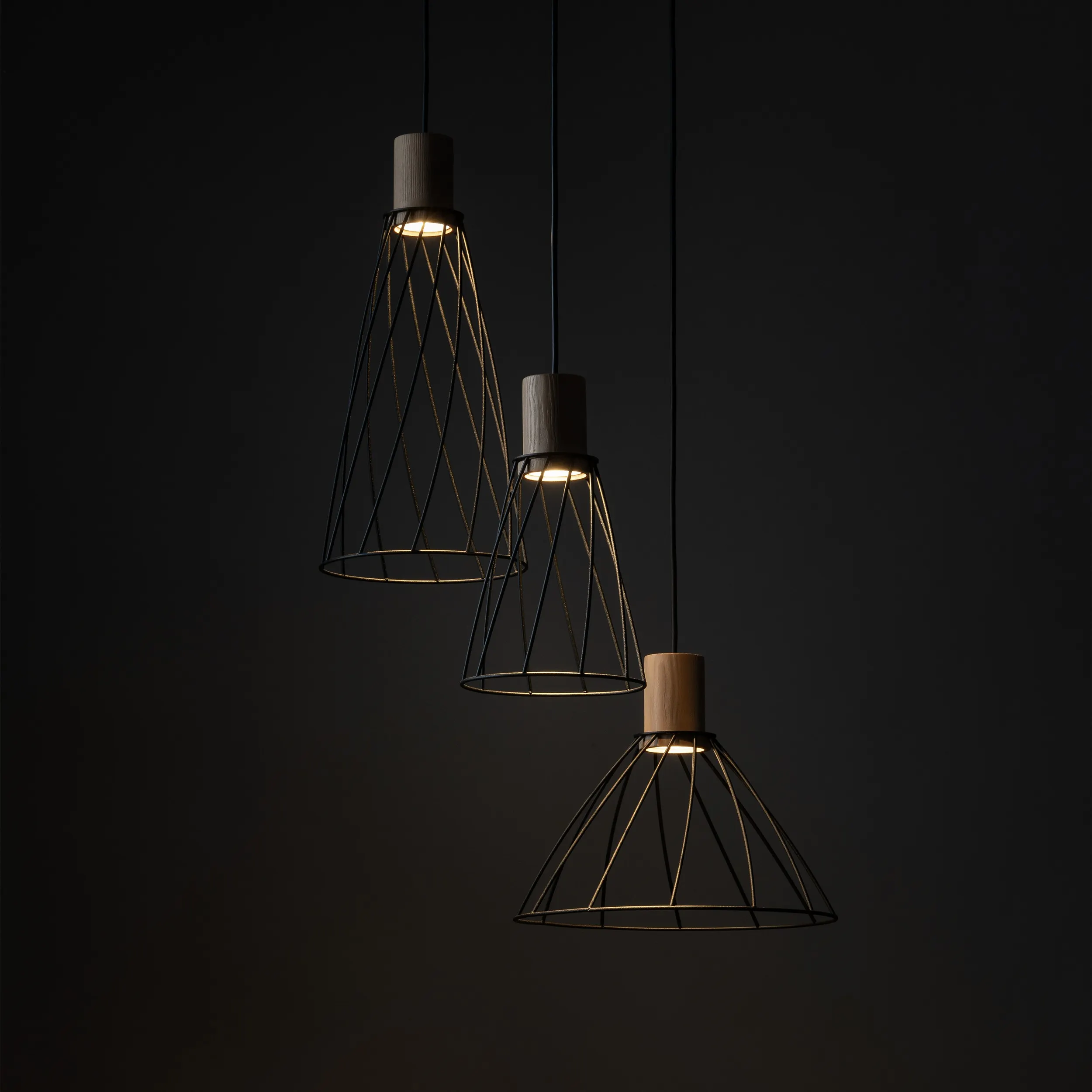 Lampa wisząca MODESTO czarna z drewnianymi elementami z sosny klosze różnokształtne 120x50cm - TK_10188