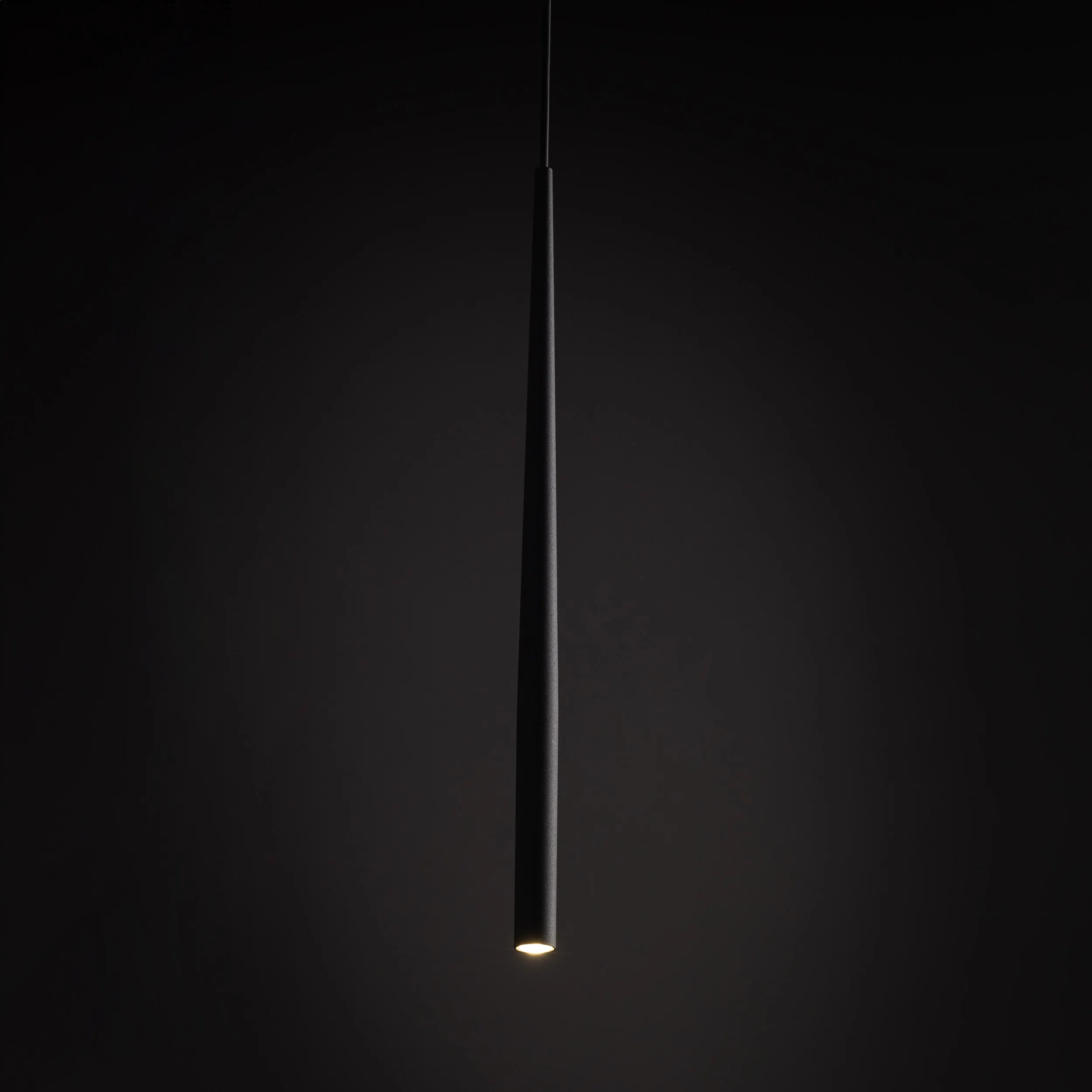 Lampa wisząca PIANO czarna smukła 139x5cm - TK_10112