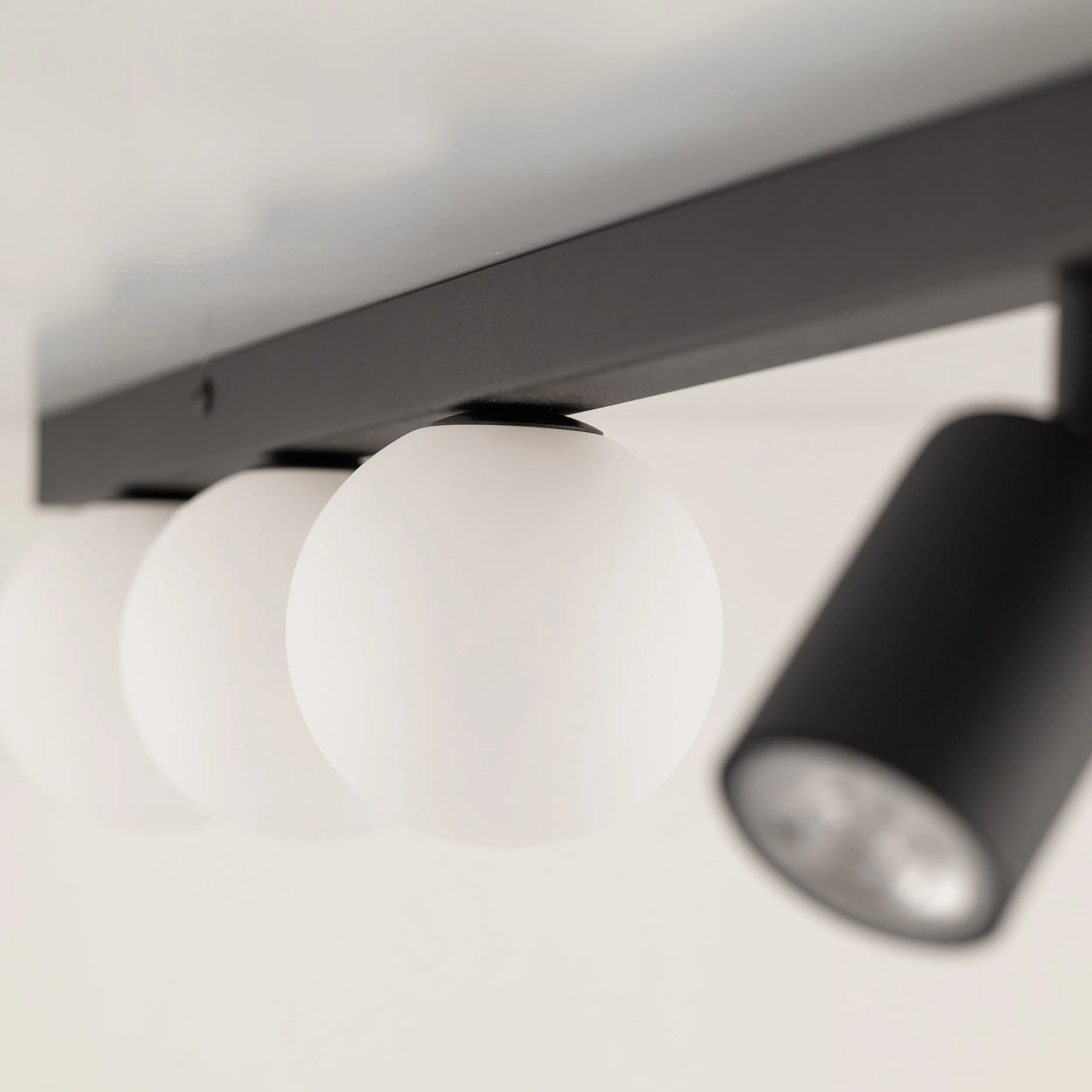 Lampa sufitowa VOX czarna z białymi okrągłymi kloszami na listwie regulowana 159x18x15cm - TK_10003