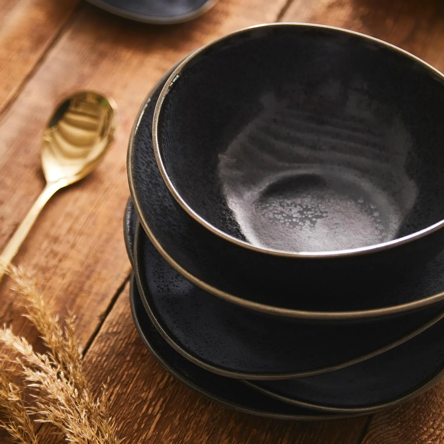 image czarne talerze, talerze ceramiczne, stok z matową glaze, kuchenne naczynia, zestaw naczyń
