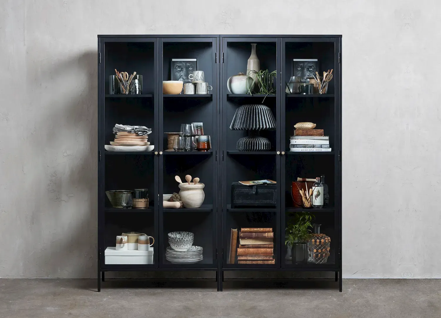 Witryna wysoka CARMEL 2-drzwiowa z przeszklonymi drzwiami i bokami W190 cm - czarna - UN_42040600