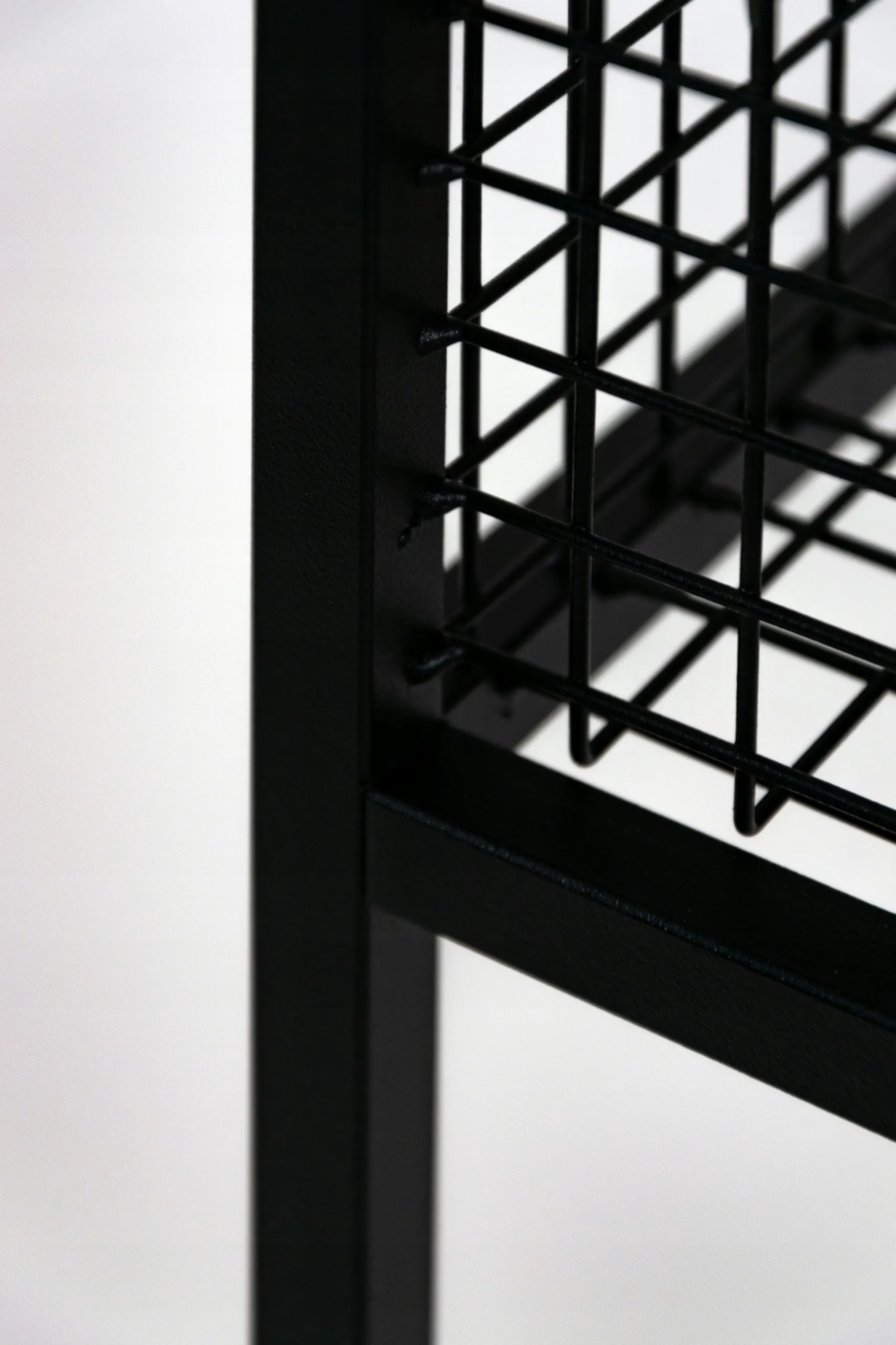 Kwietnik stojący z siatką DAX M czarny - LD_TZ000039