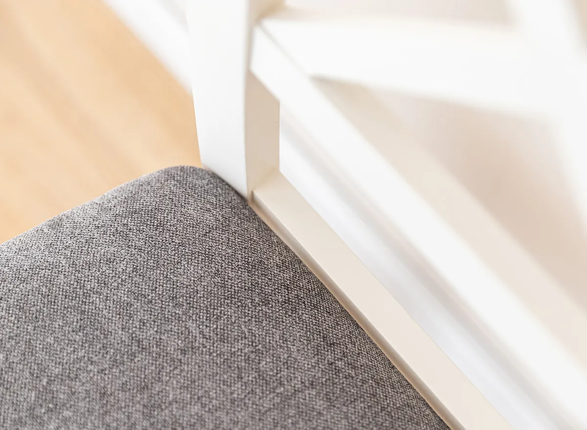 Krzesło BELLUNO ELEGANTE 22 z grafitowym siedziskiem materiałowym - biały, grafitowy (STORM 97) - DRMKT22/S97