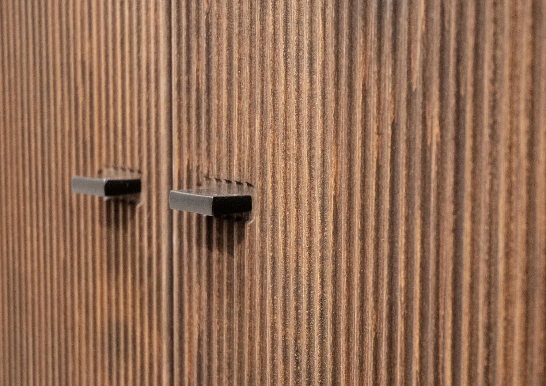 Komoda drewniana ryflowana BLISS 220x40 z 3 szufladami i 2 szafkami - GK_103624070102