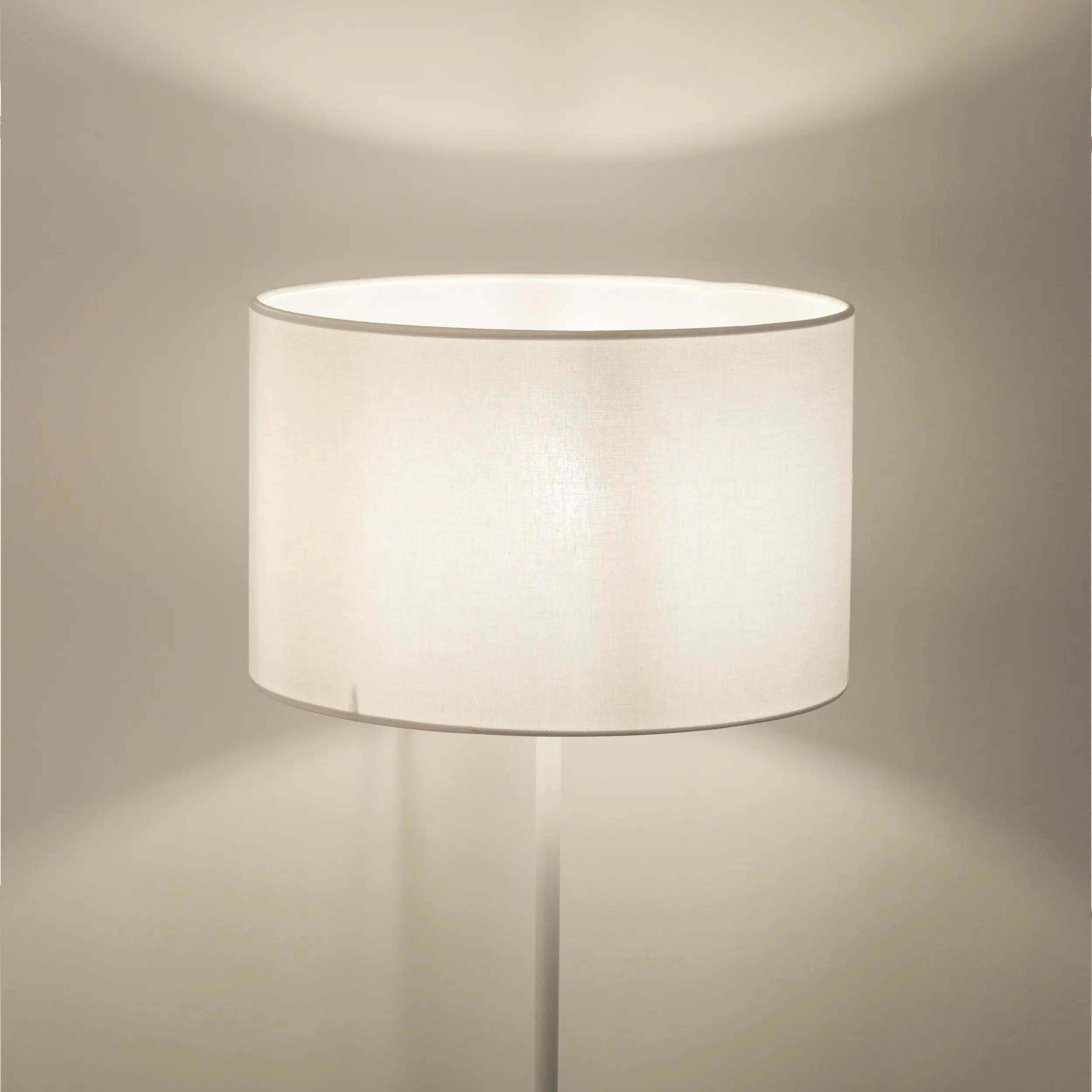 Lampa podłogowa RENO biała na metalowej podstawie 148x38cm - TK_5428