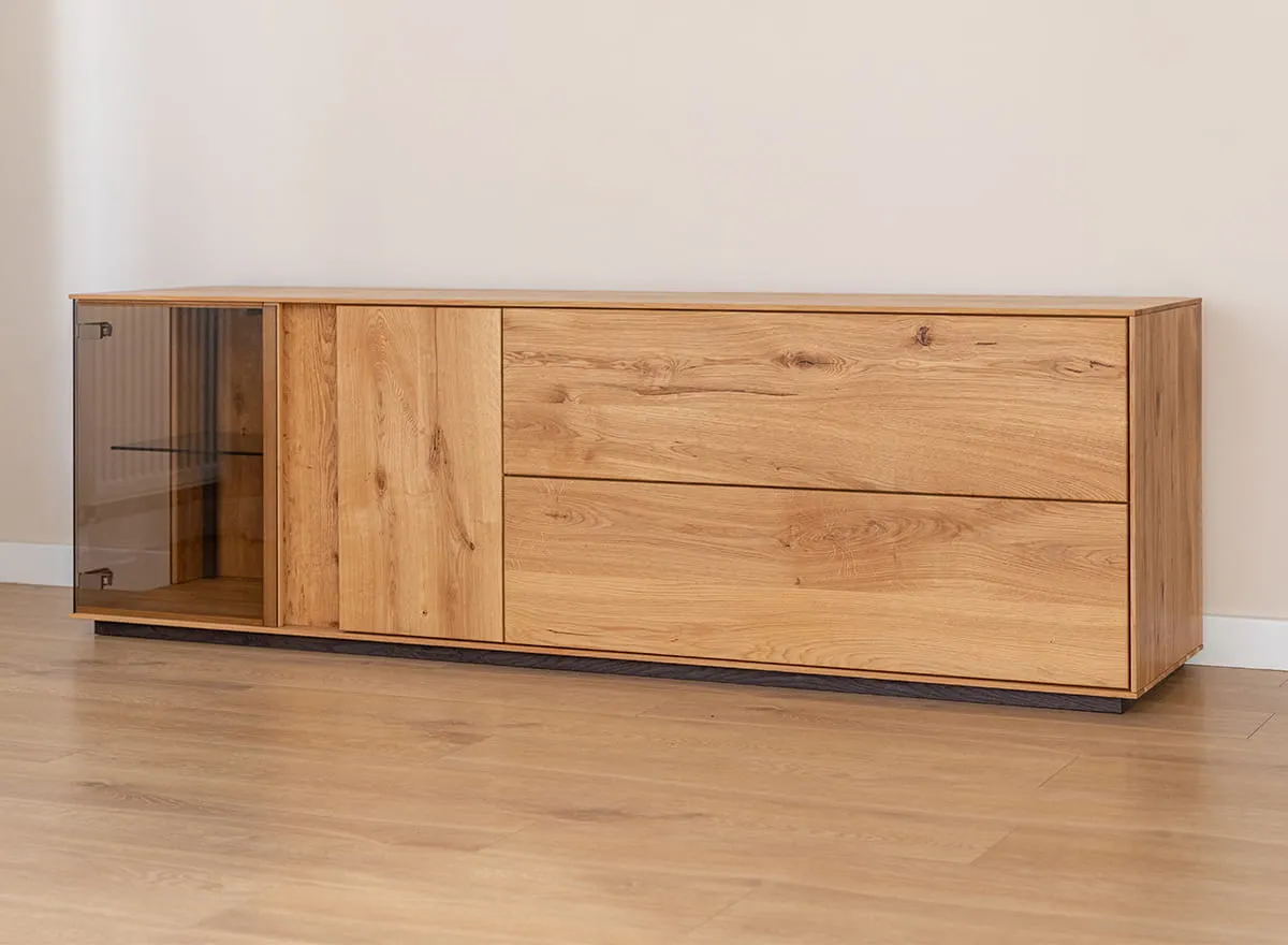 Komoda TV dębowa COLLODI z przeszkleniem i oświetleniem 185 cm - dąb olejowany - ZICOL09