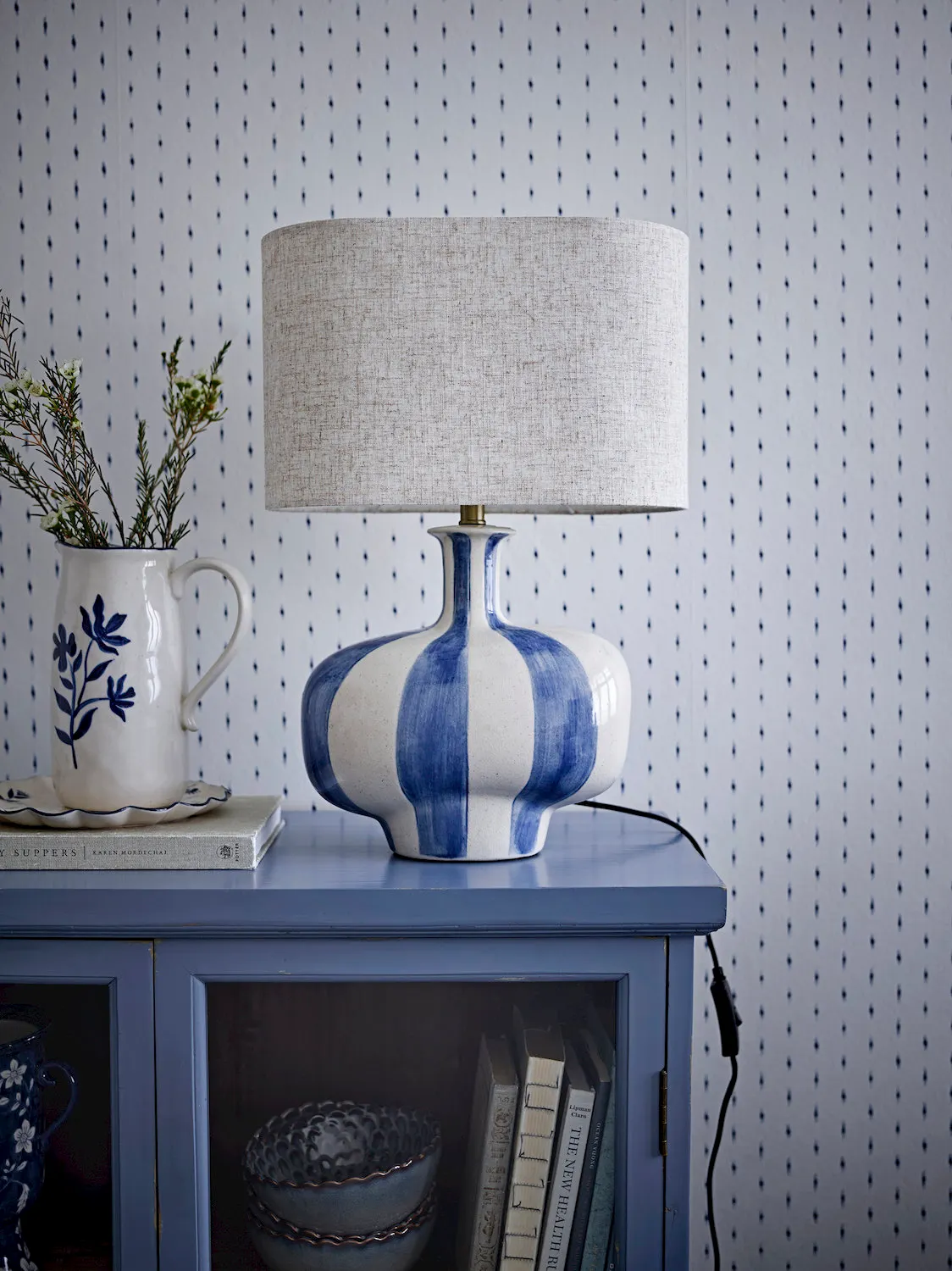 lampka, lampa stołowa, ceramiczna lampa, niebiesko-biała, wzór pionowy