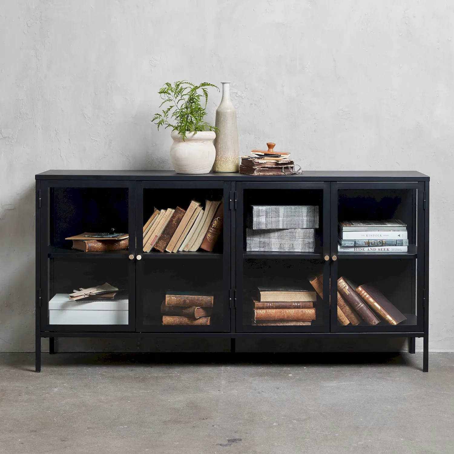 Komoda 4-drzwiowa CARMEL z przeszklonymi drzwiami i bokami 170 cm - czarna - UN_42270600