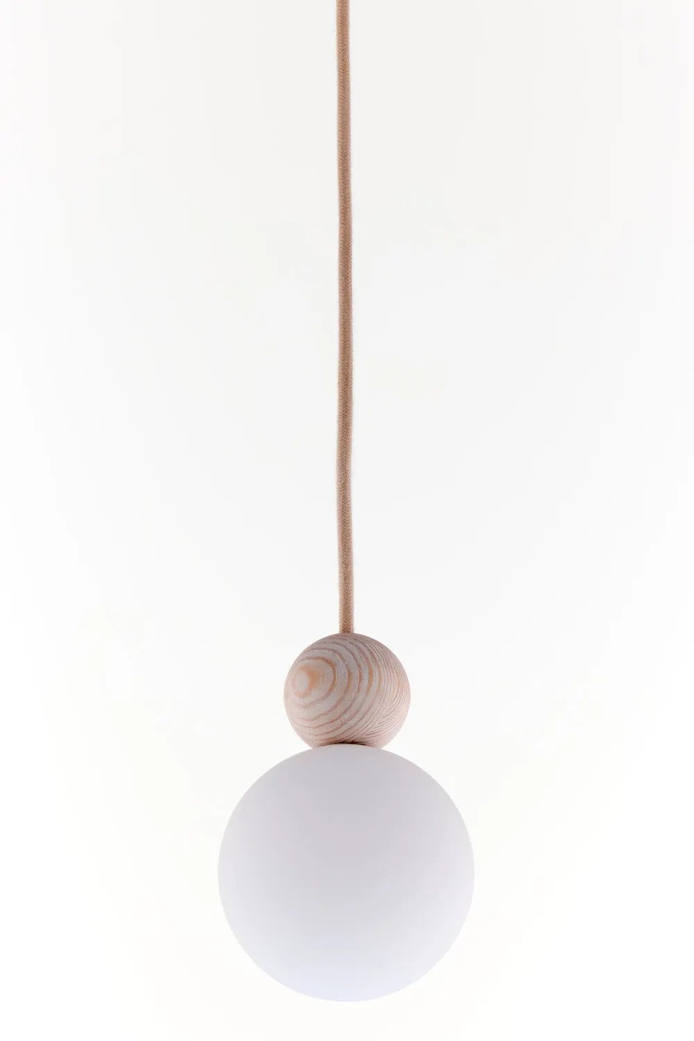 lampa wisząca, kula drewiana, kulka drewniana, przewód naturalny, lampa sufitowa