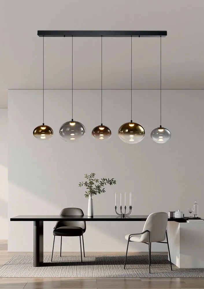 image lampa wisząca, kule szklane, oświetlenie nad stołem, stół czarny, jadalnia minimalistyczna