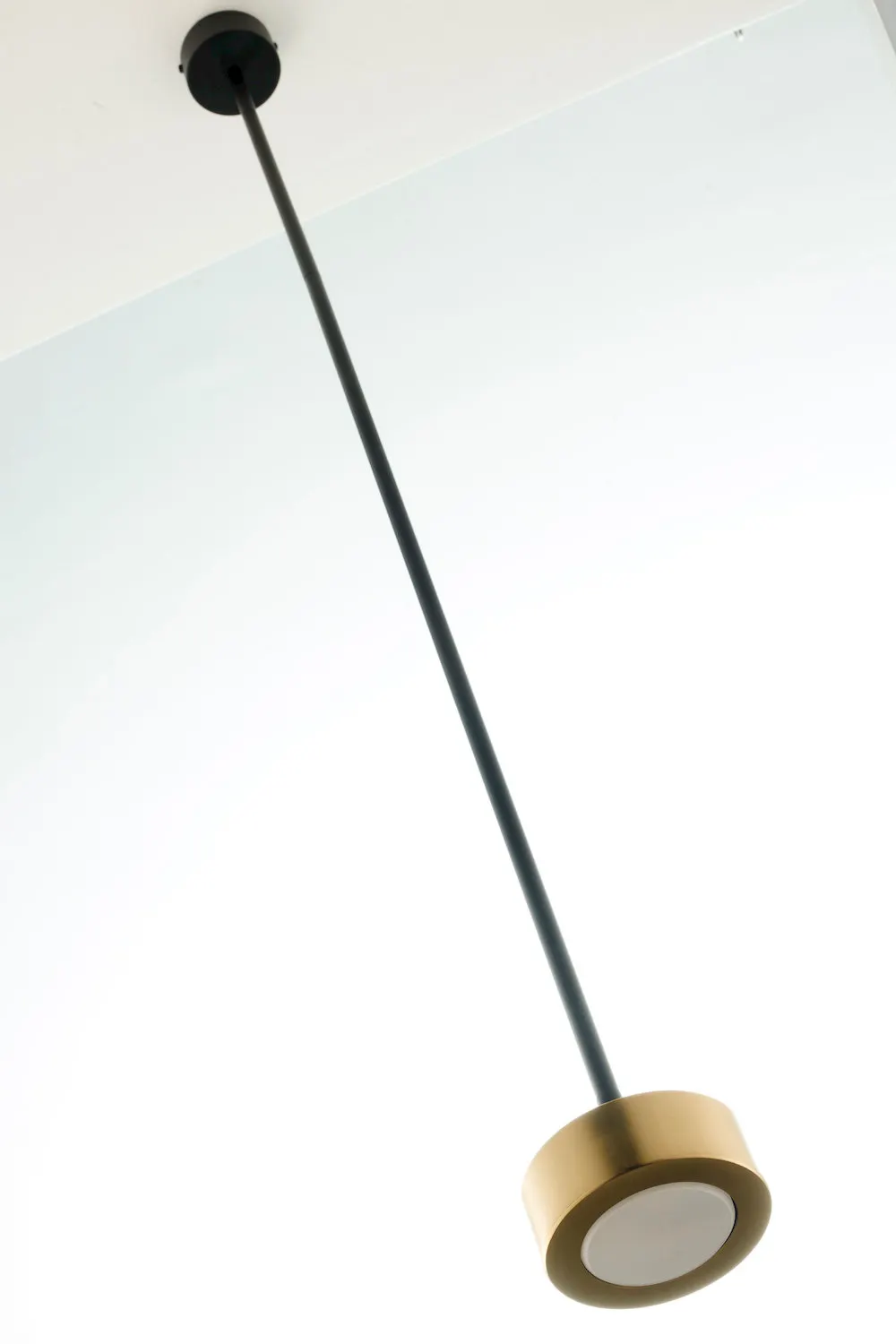lampa, pendant, złota obudowa, czarny przewód, metalowa lampa