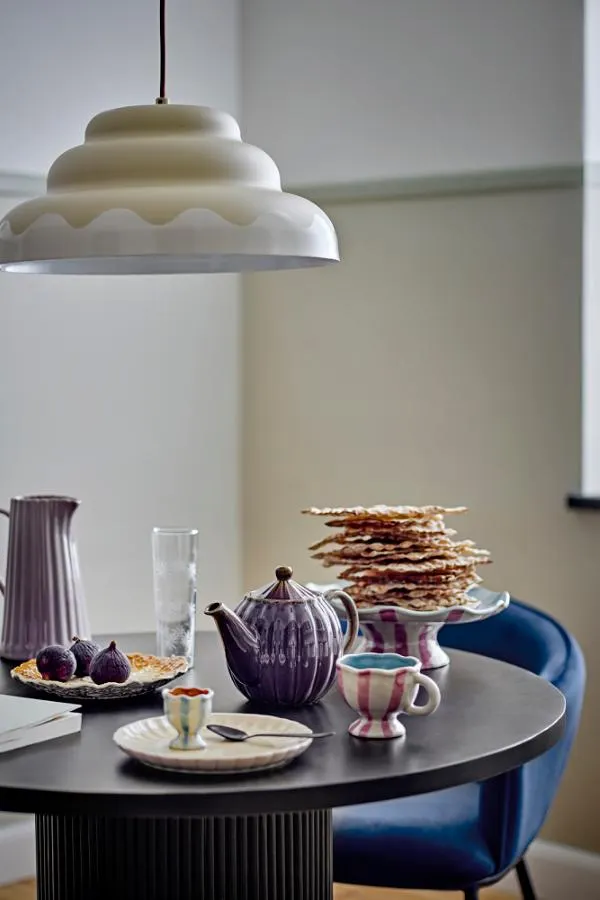 lampa wisząca, kielichowy, ceramiczny dzbanek, serwis do herbaty, płatki ciasta