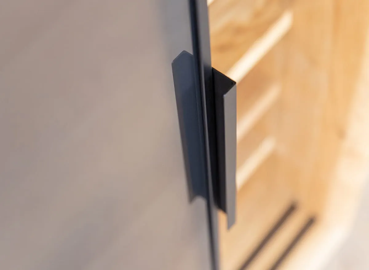 Komoda z barkiem MODERN LOFT 2-drzwiowa z przeszkleniem - dąb olejowany, czarny - PLMOL01S