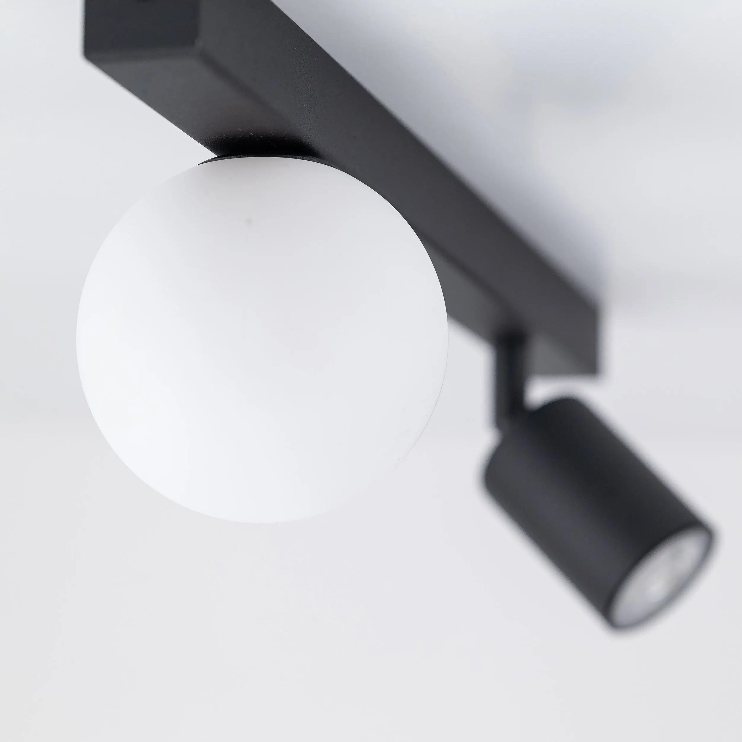 Lampa sufitowa VOX czarna na metalowej listwie z białym okrągłym szklanym kloszem i regulowanym reflektorem 49x15x14cm - TK_10000