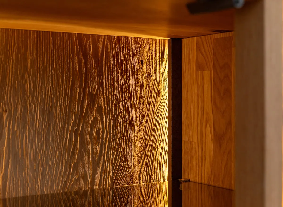 Komoda TV dębowa COLLODI z przeszkleniem i oświetleniem 185 cm - dąb olejowany - ZICOL09