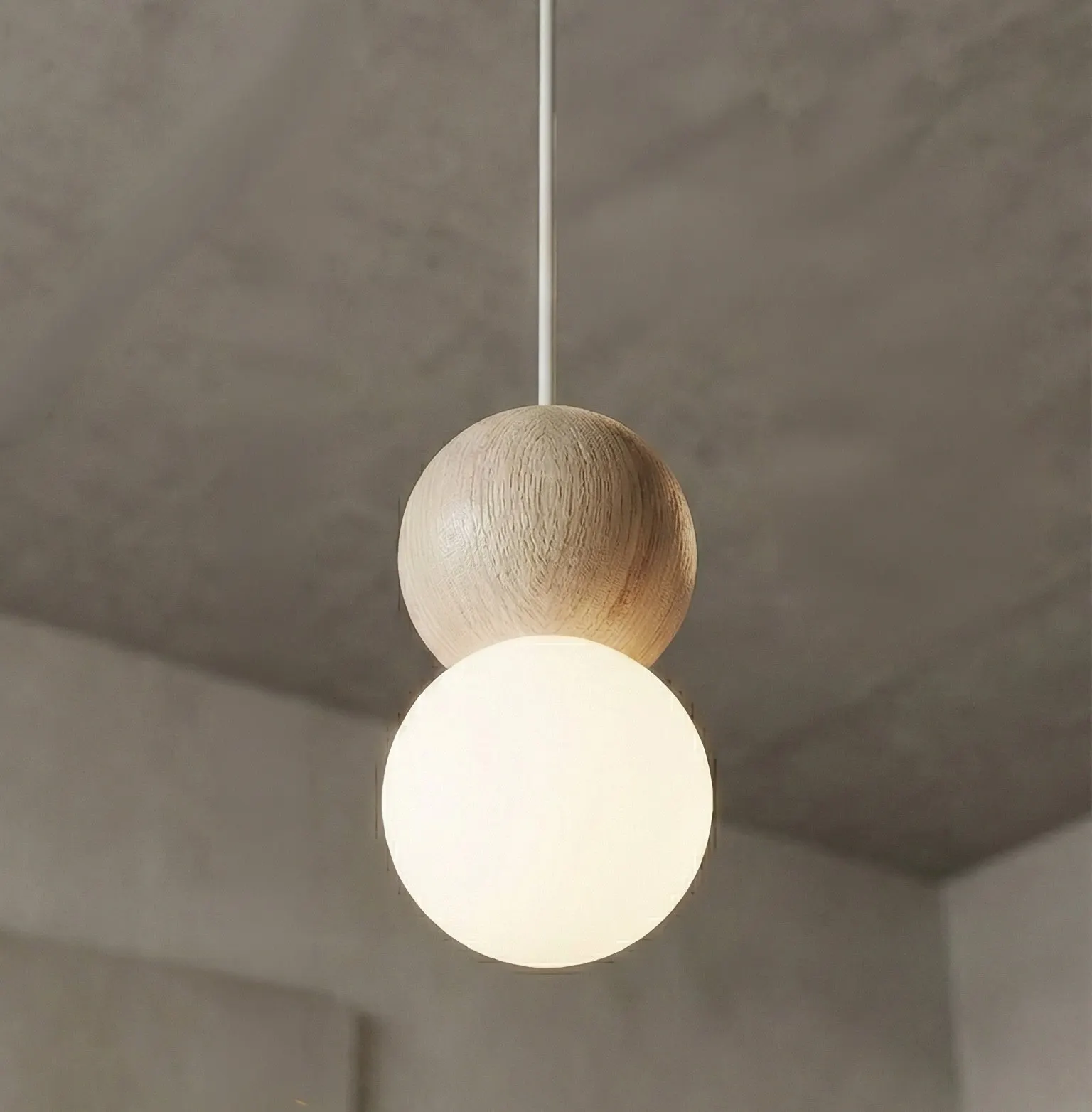 lampa, pojedyncza lampa, kula drewna, drewniana lampa, amatyksowa kula