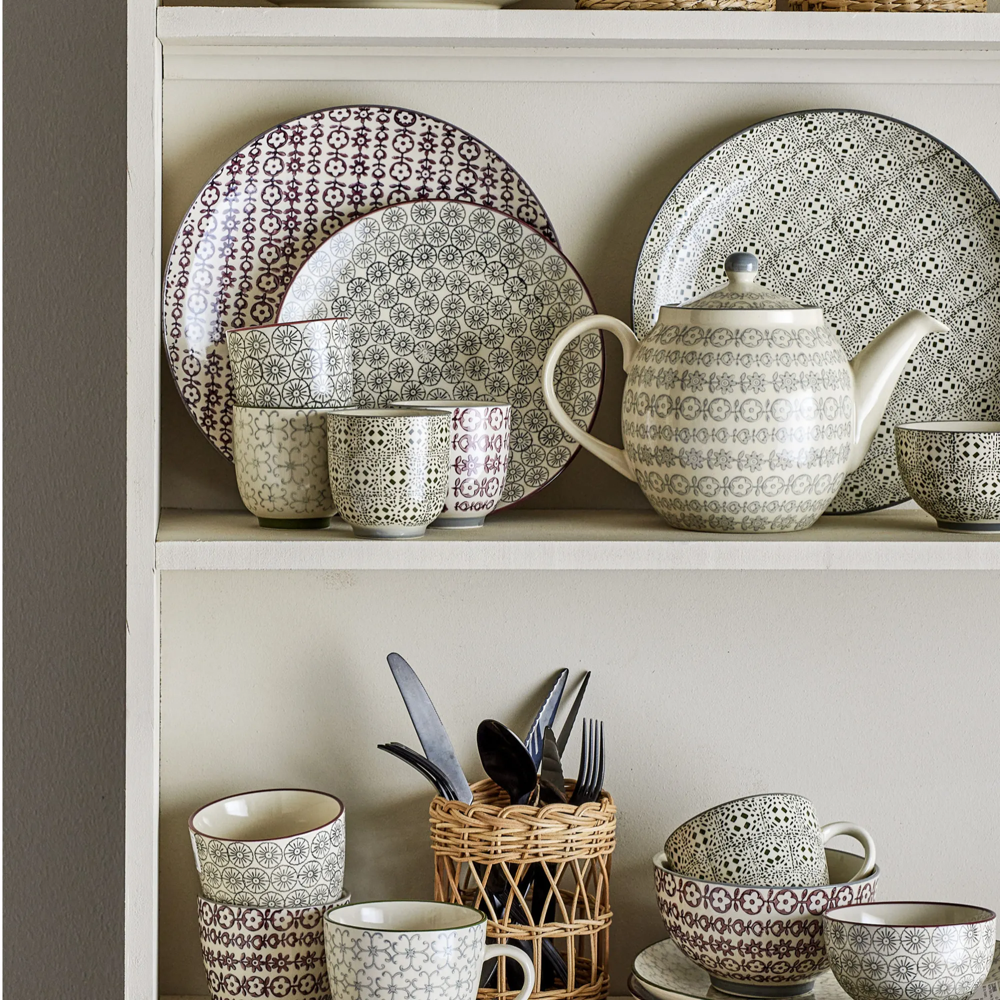 ceramiczny, dzbanek, filiżanki, talerze, wzory geometryczne