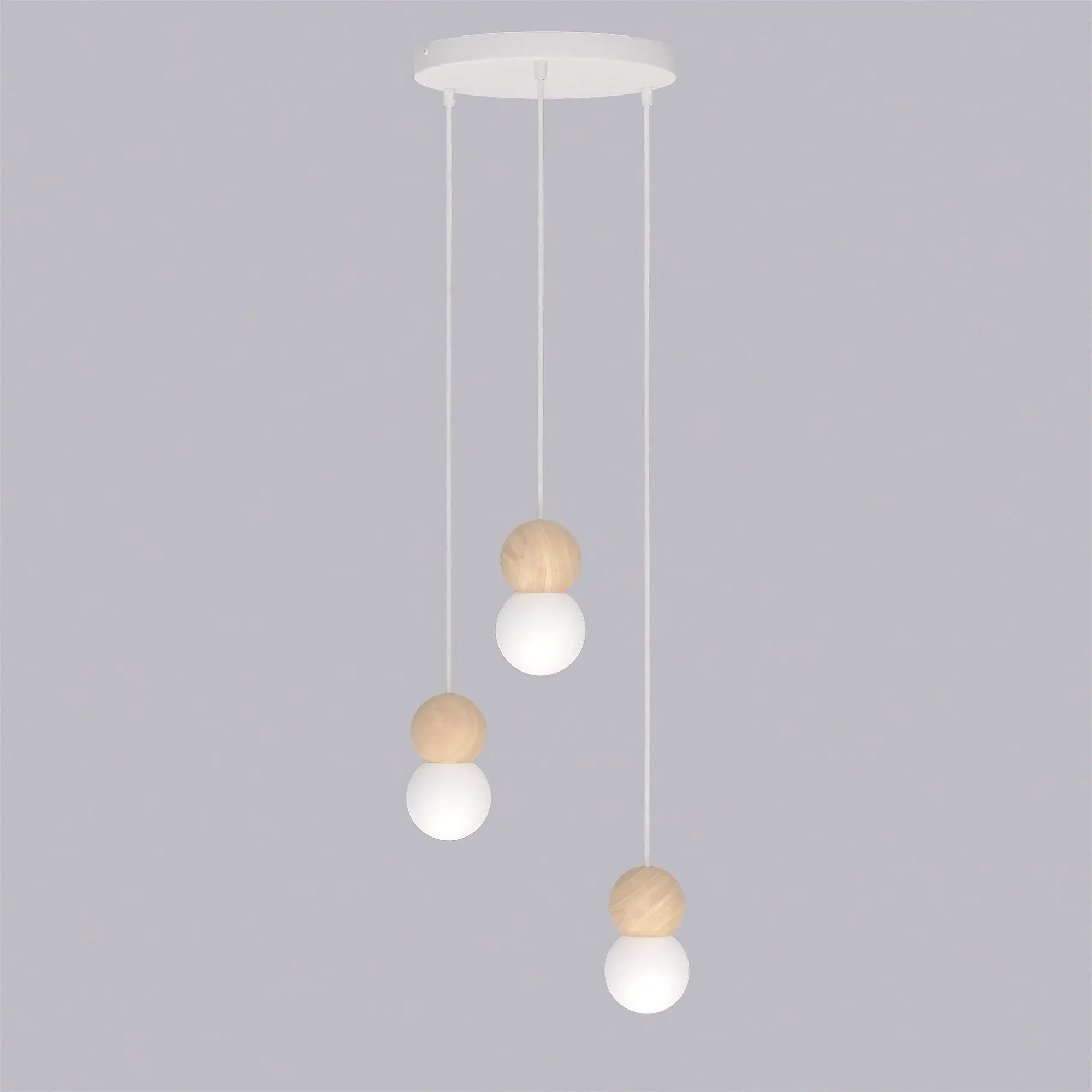 lampa wisząca, drewniane kule, kuliste żarówki, design skandynawski, wisząca dekoracja