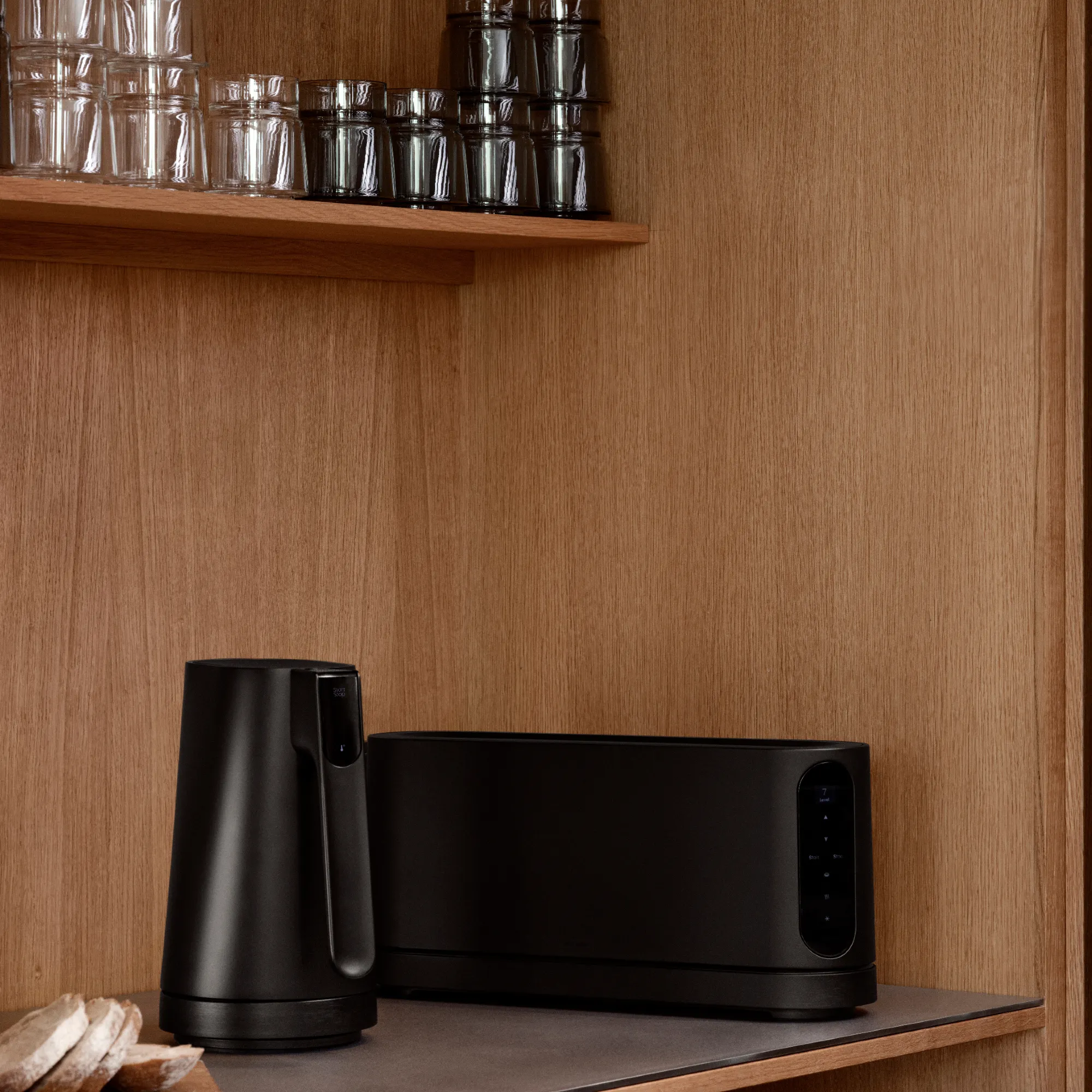 czajnik, czarny, metalowy, kuchenka?, szklanki