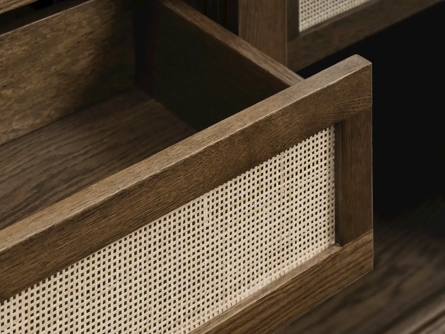 Witryna niska z rattanem BARRALI 2-drzwiowa z 2 szufladami - dąb wędzony, naturalny - UN_46722930