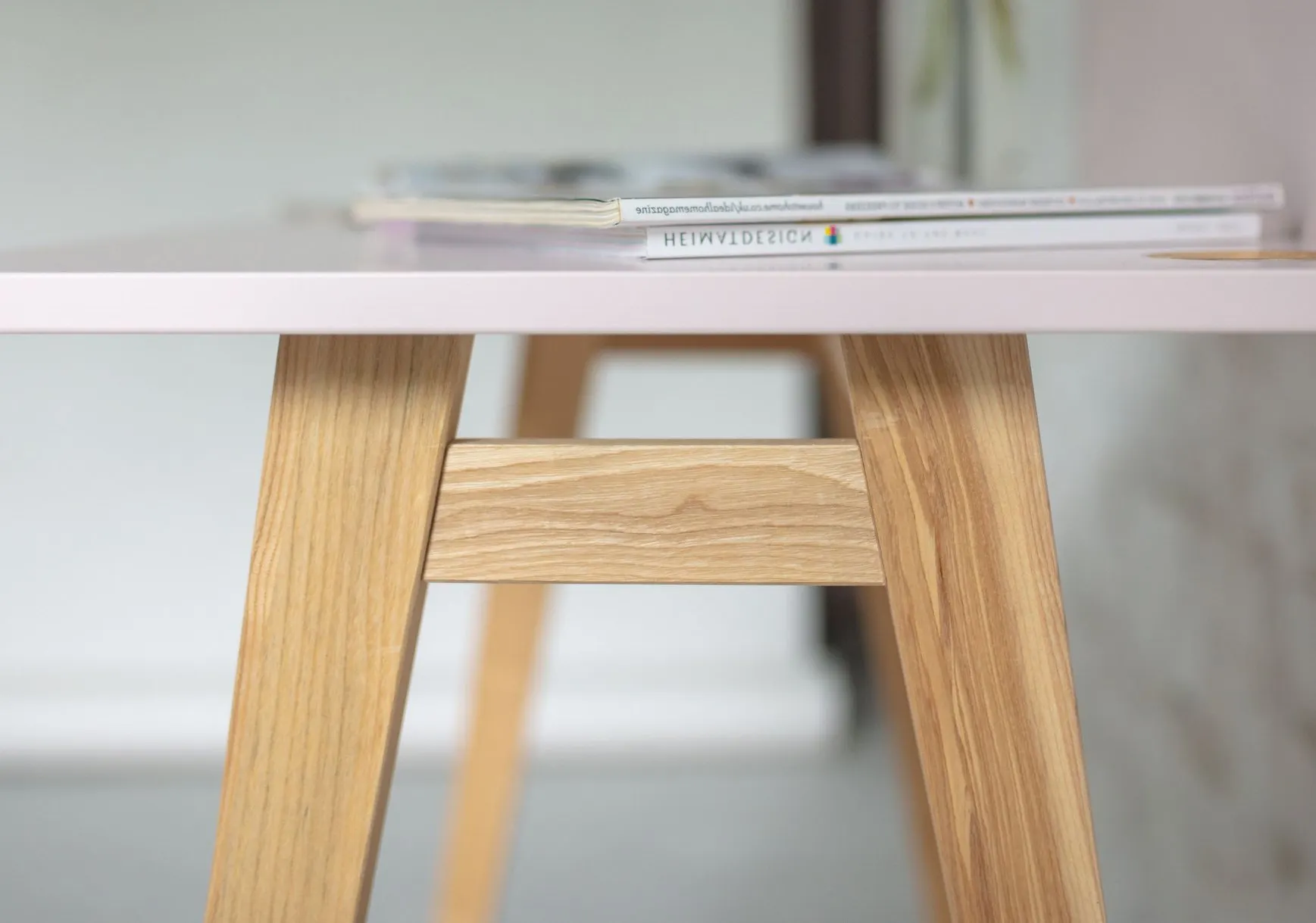 Biurko narożne z szufladą LUKA lewostronne 135x85 różowy blat/drewniane nogi - RGB_CDLUK29_L