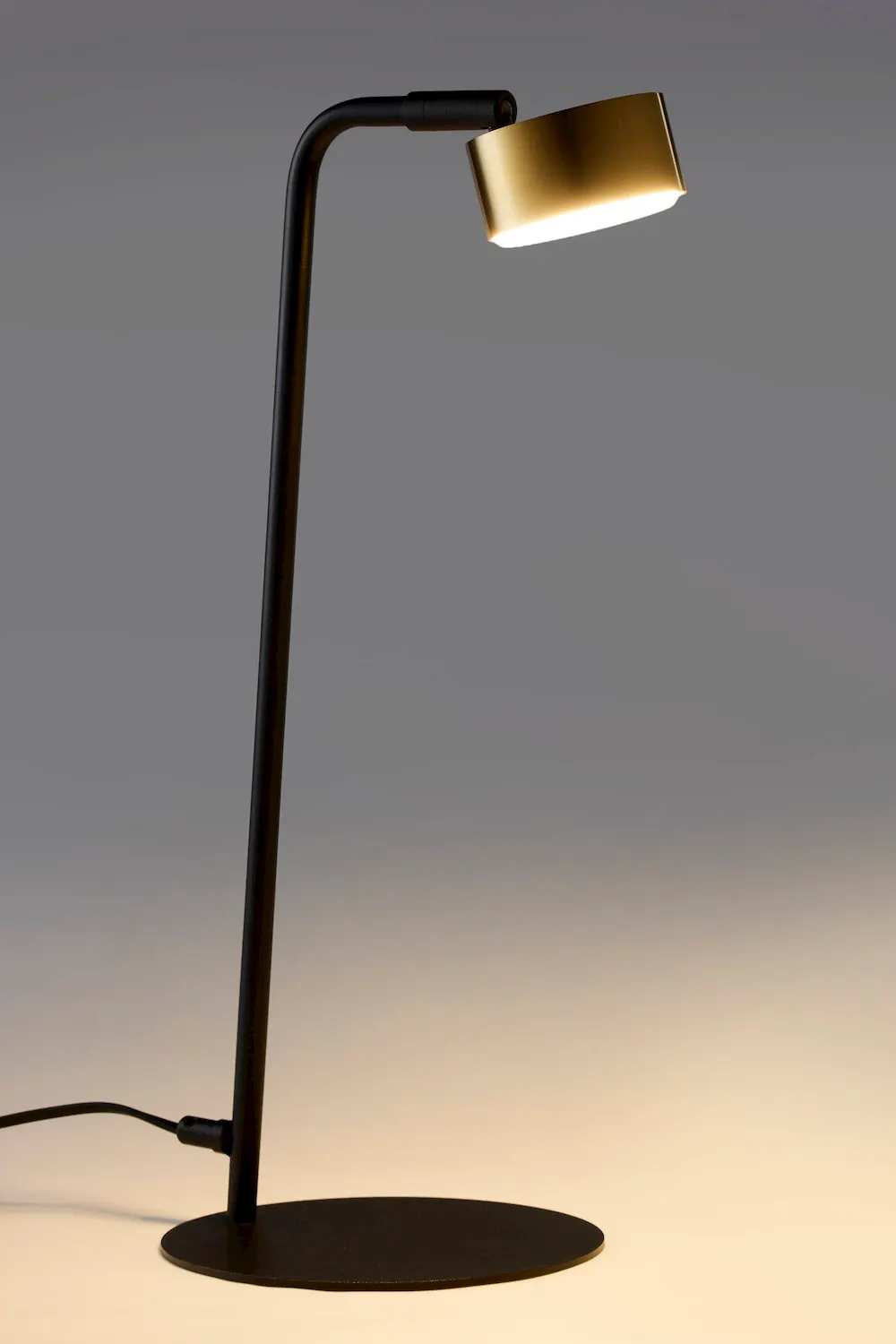 lampa biurkowa, stojąca lampa, metalowa lampa, czarna lampa, oprawa LED