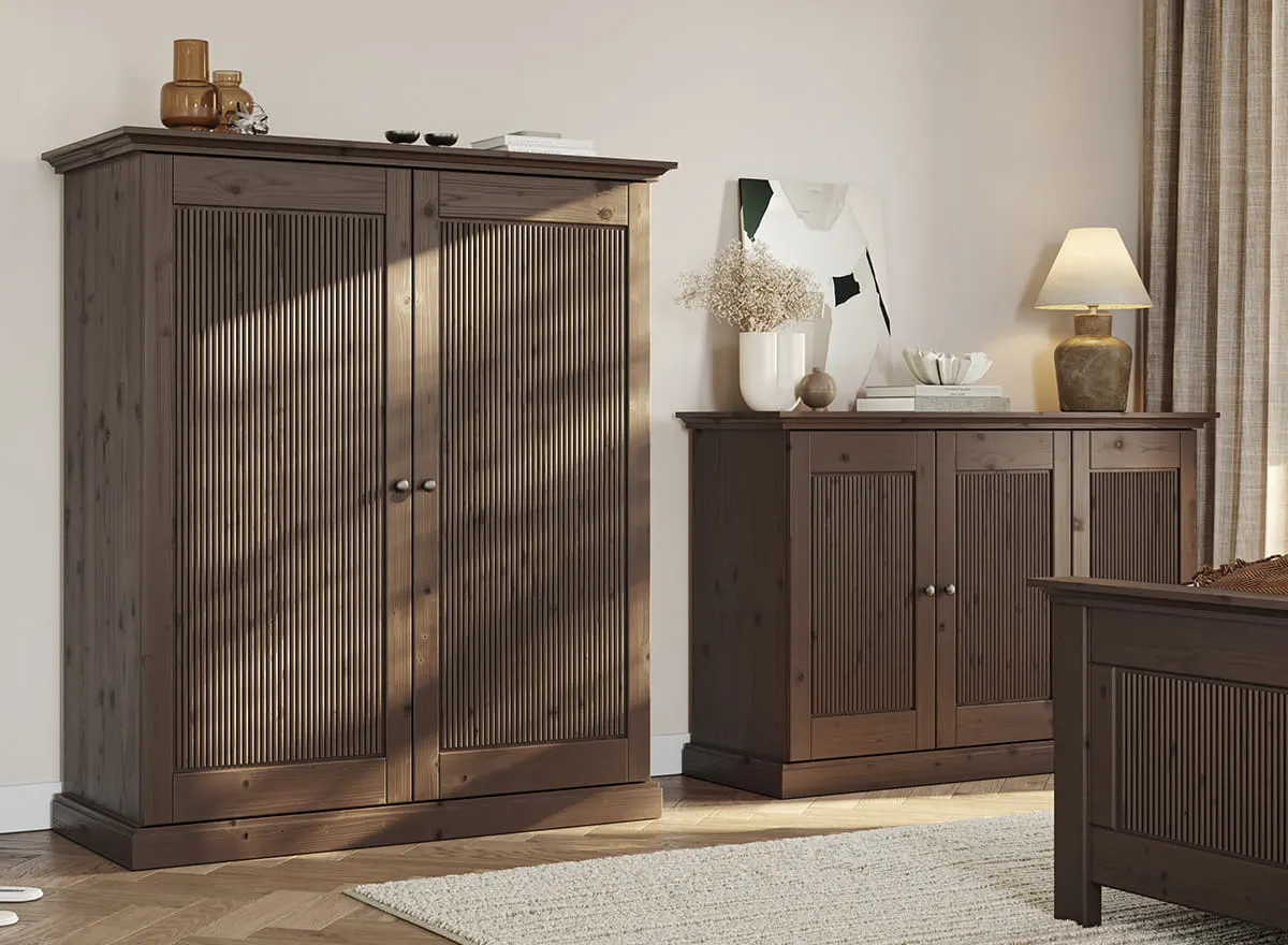 Komoda 3-drzwiowa drewniana ROSELLA 142 cm sosna ciemny brąz - SKROS05