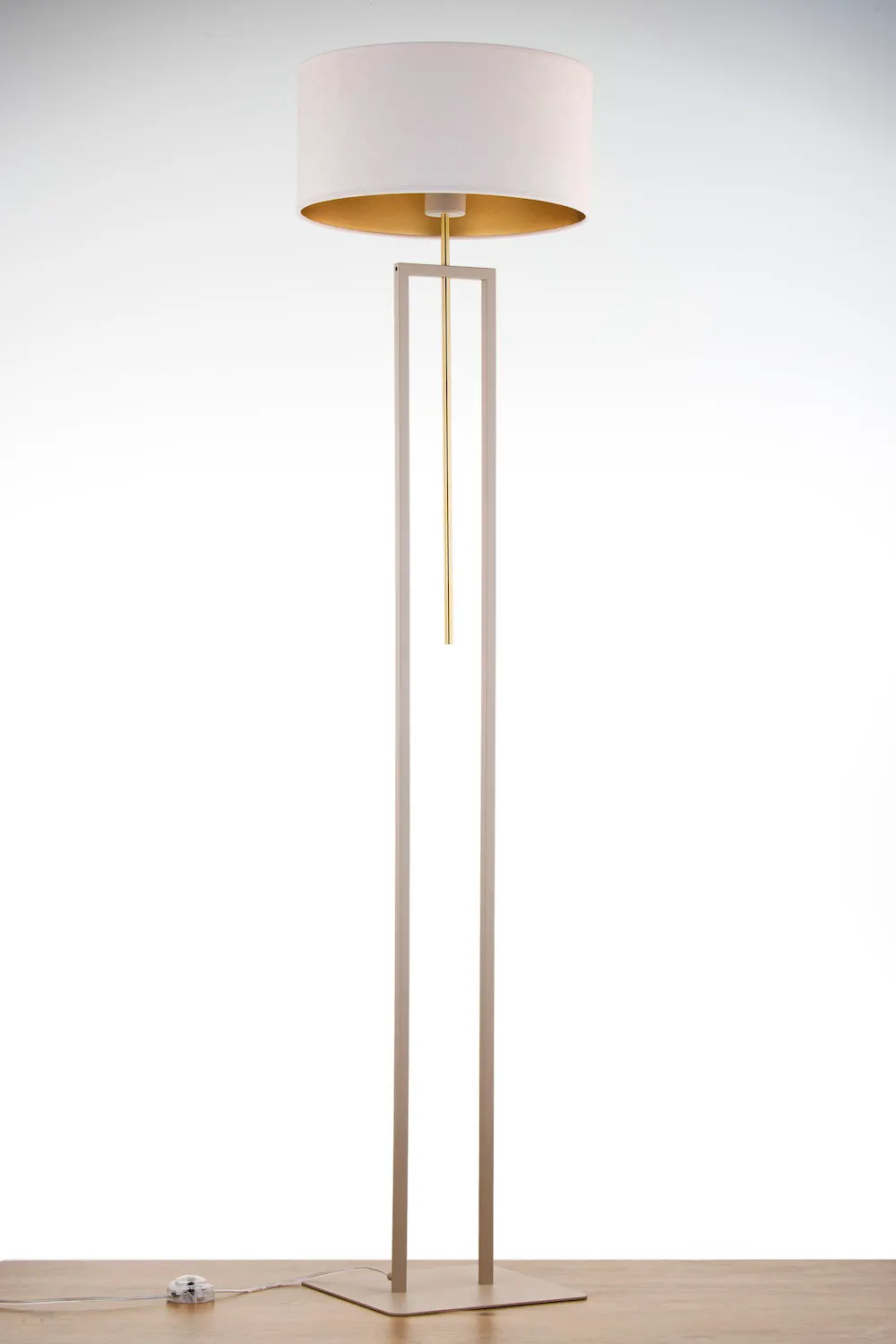 lampa stojąca, tuba z abażurem, metalowa podstawa, kolor złoty, kijowy profil wspornika