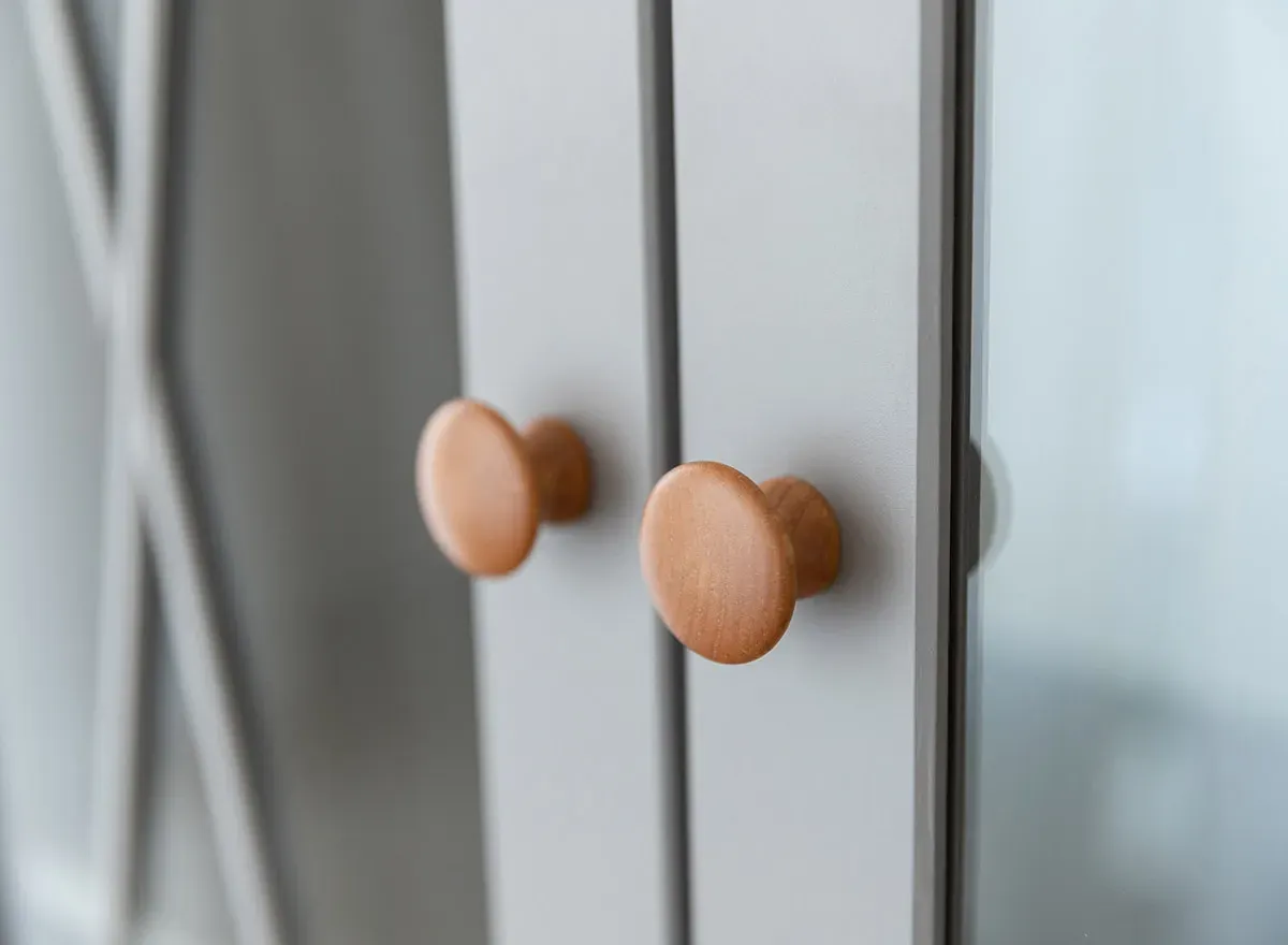 Witryna drewniana 4-drzwiowa z szufladą MARONE ELITE popielaty - PLMEL02/S