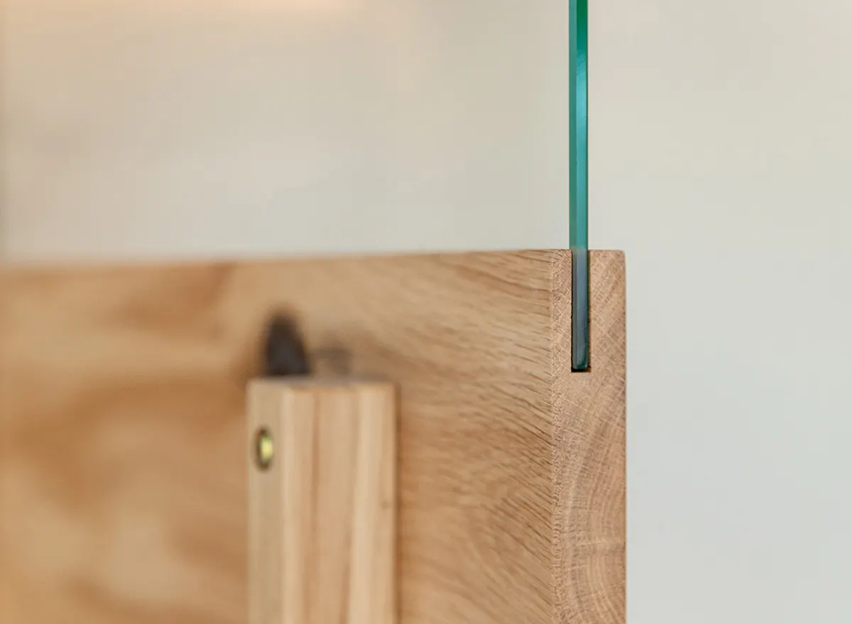 Witryna drewniana szklana DIVISIONE z oświetleniem prawa dąb olejowany - ZIDIV01R