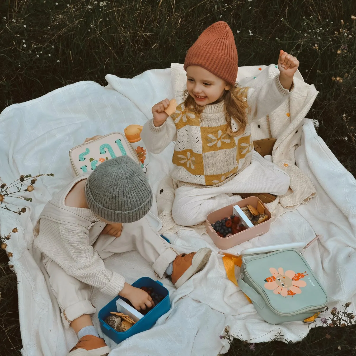 dziecięcy zestaw, sweter z wzorem, czapka beanie, piknik na kocu, torba na lunch