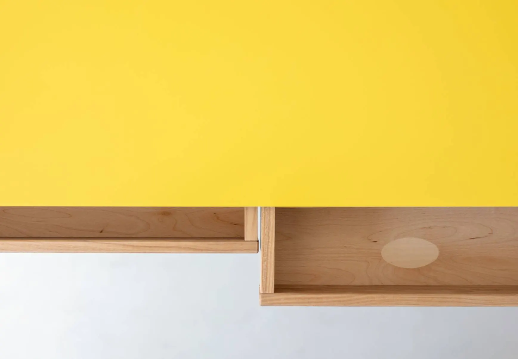 Biurko narożne jesionowe LUKA Lewe z 2 szufladami 135cm x 85cm kremowe kolor nóg naturalny — zdjęcie 7