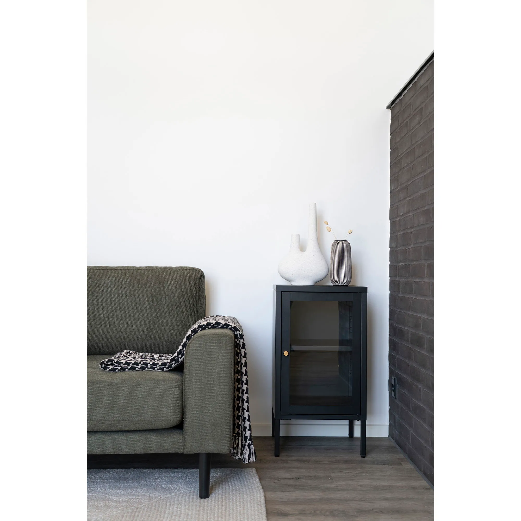 Szafka nocna z przeszkleniem DALBY 1-drzwiowa - czarna - 3001046