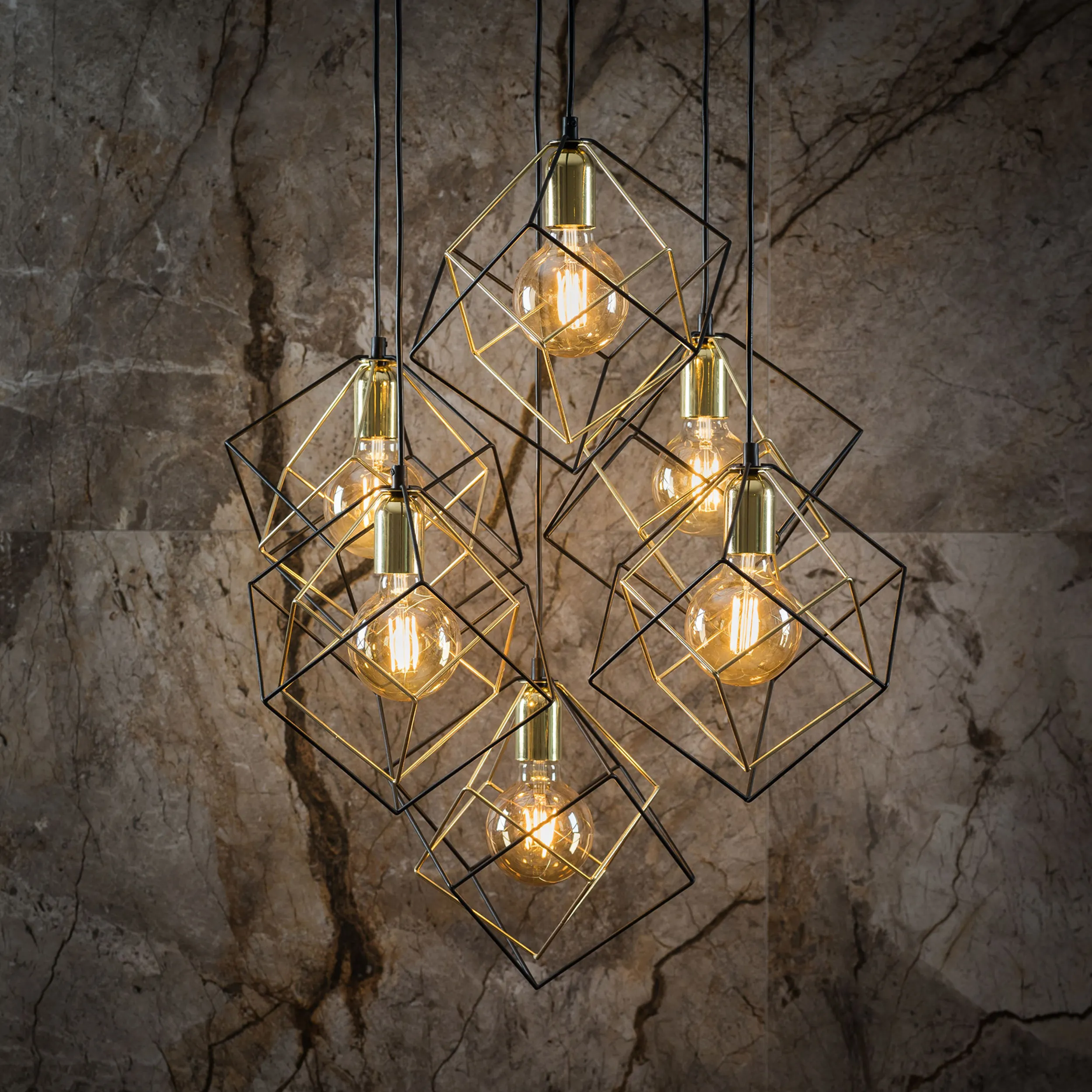 Lampa wisząca ALAMBRE czarna ze złotymi elementami 140x78cm - TK_2779