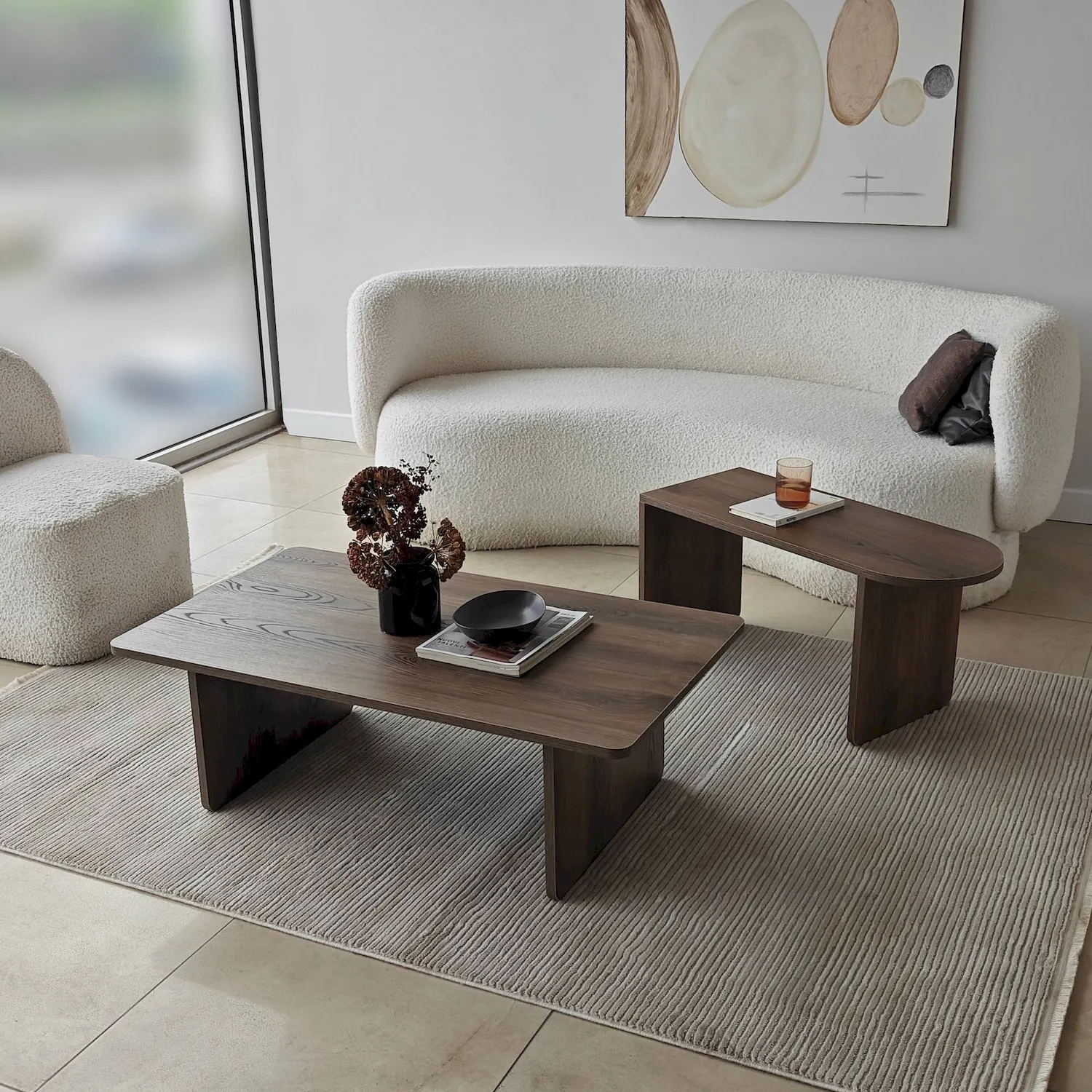image narożnikowy sofowy, sofa z obiciem boucle, konsola drewniana, stolik kawowy drewniany, minimalistyczny salon