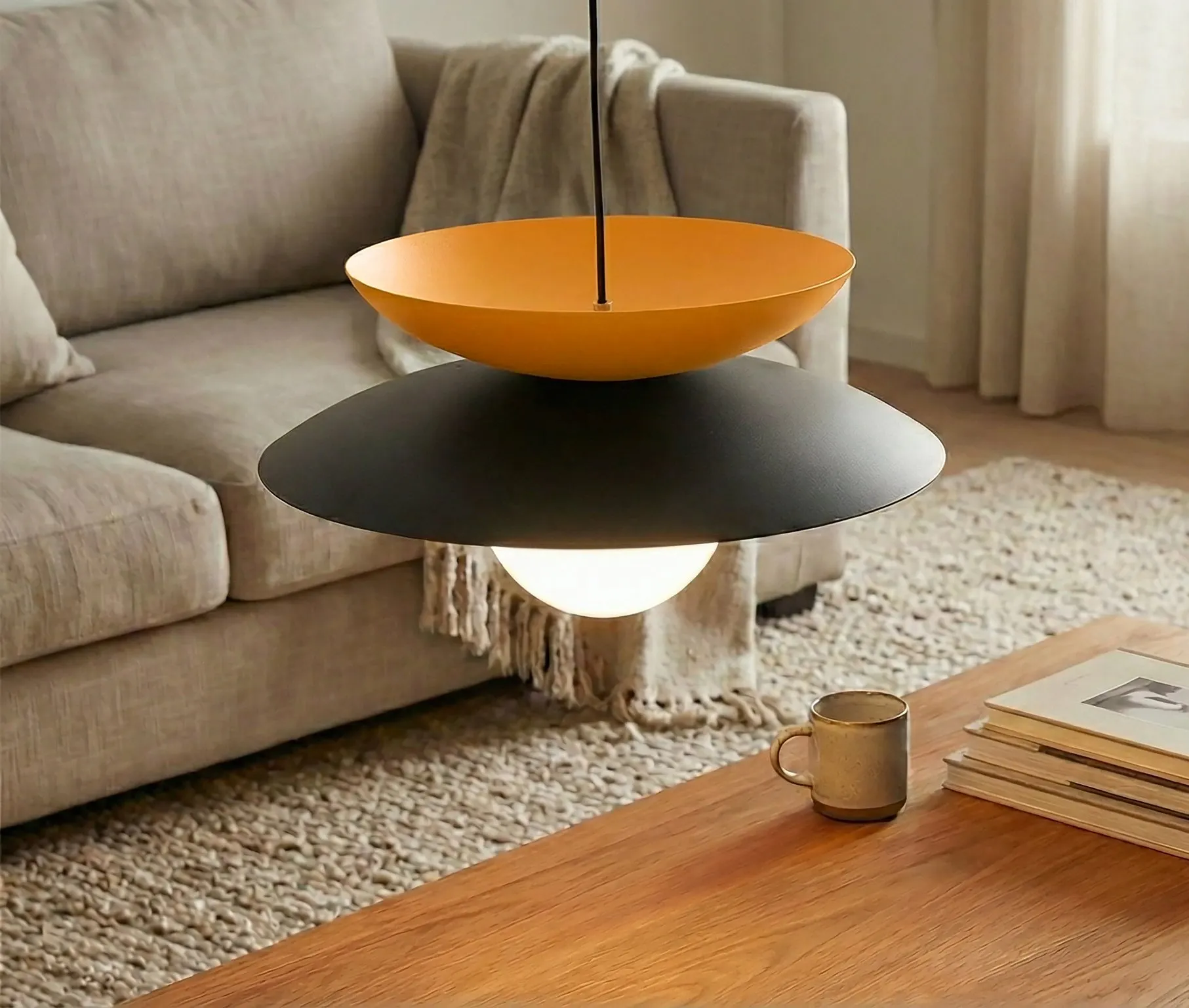 lampa wisząca, kolor pomarańczowy, czarna misa, minimalistyczny design, oświetlenie domowe