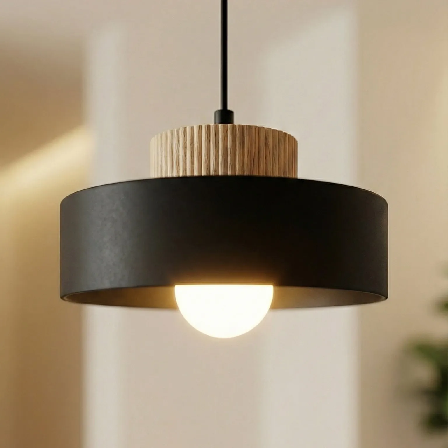 lampa wisząca, czarna obudowa, biała żarówka, drewniany element, minimalistyczny design