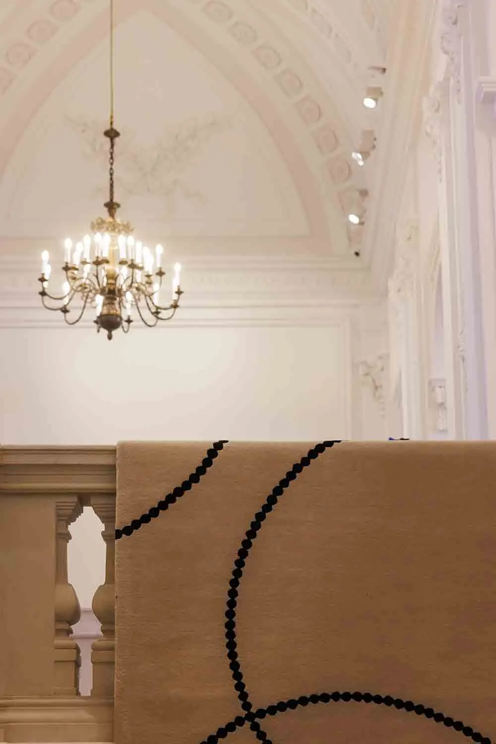 kawałek dywanu, dywan dekoracyjny, czarne kropki, geometriczny wzór, balustrada